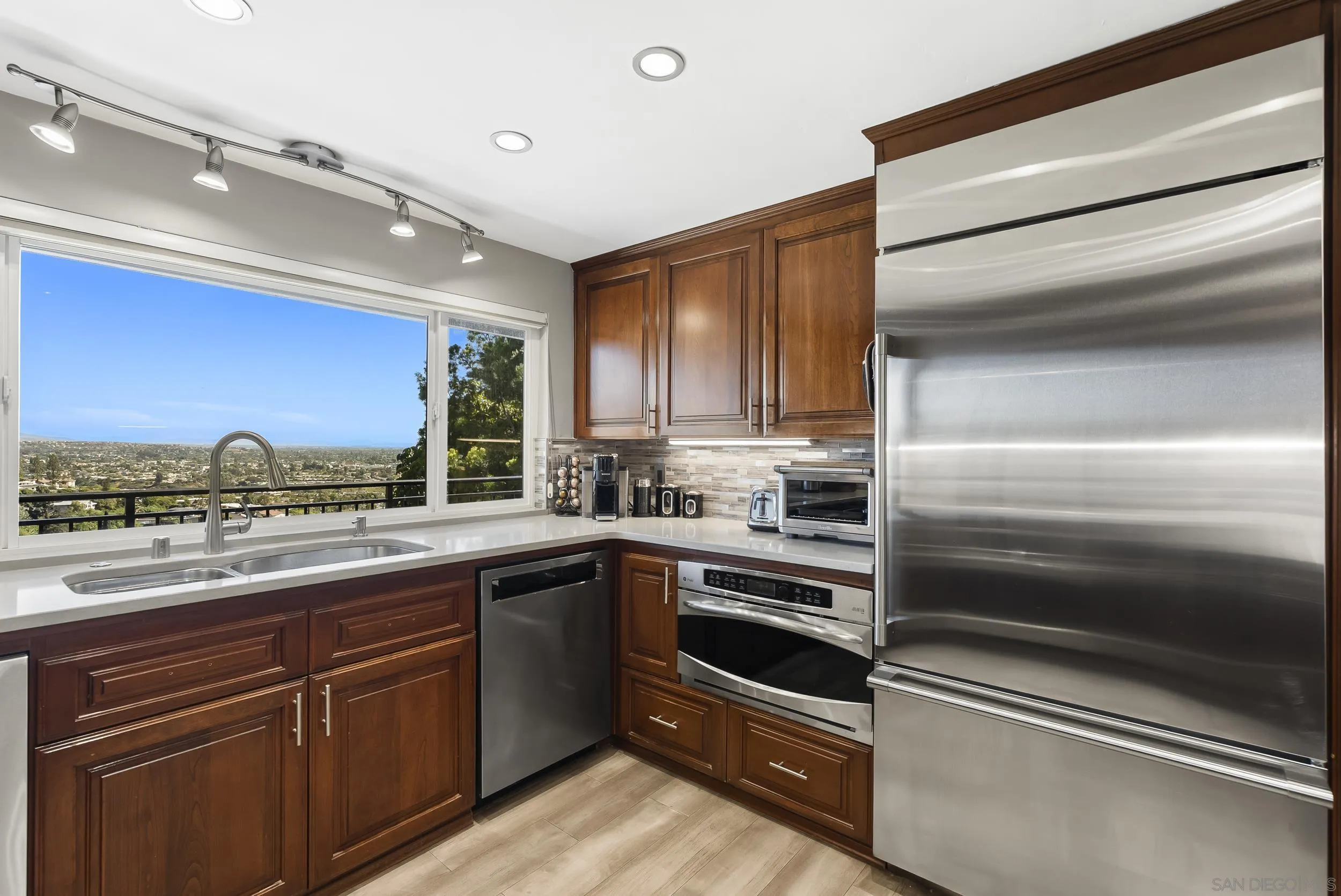 https://cdn.realtyfeed.com/cdn/127/260010384/b51c6edb1f6418613504804927d292e3.webp