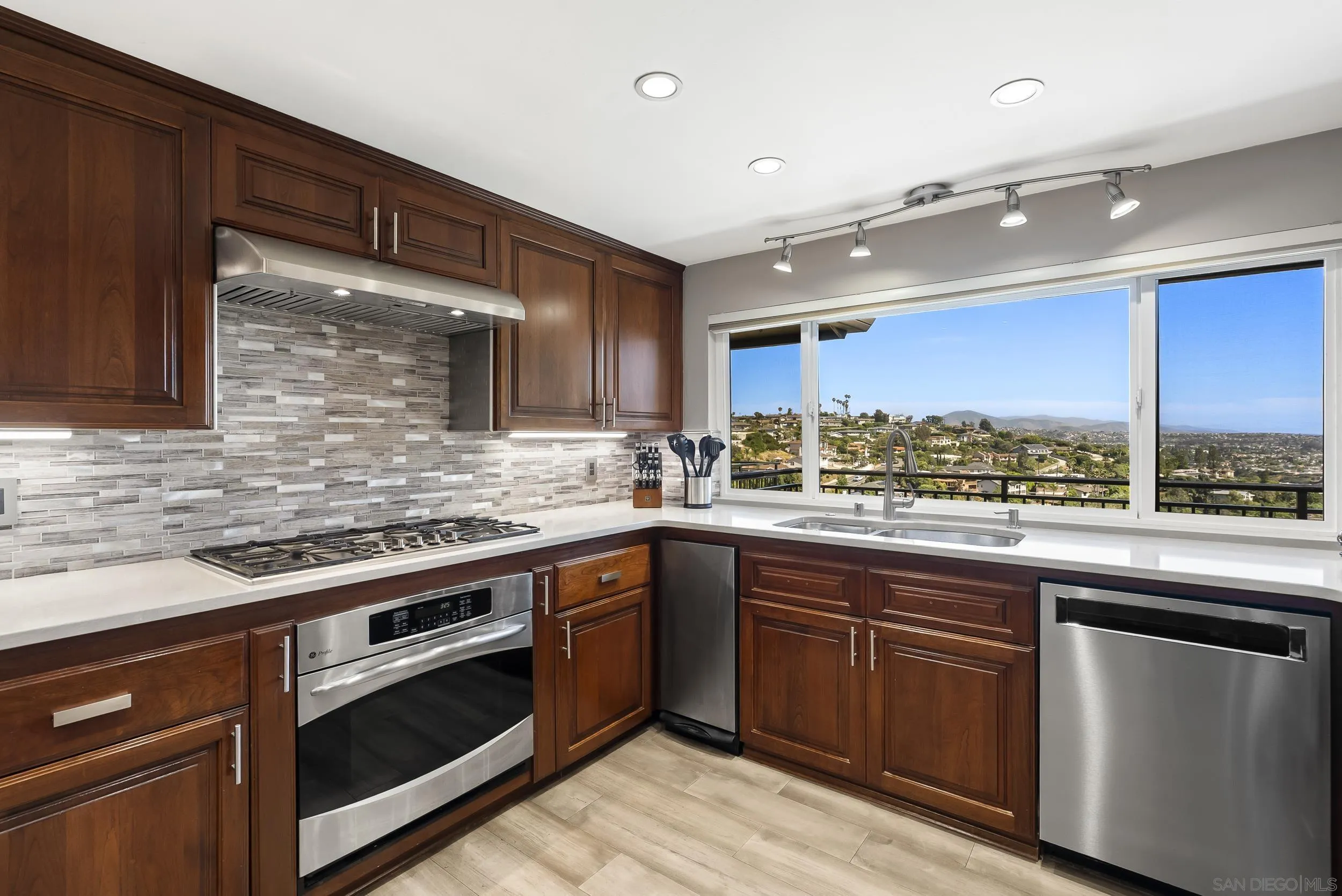 https://cdn.realtyfeed.com/cdn/127/260010384/b748348bfa19482b085b963d6e8e448b.webp