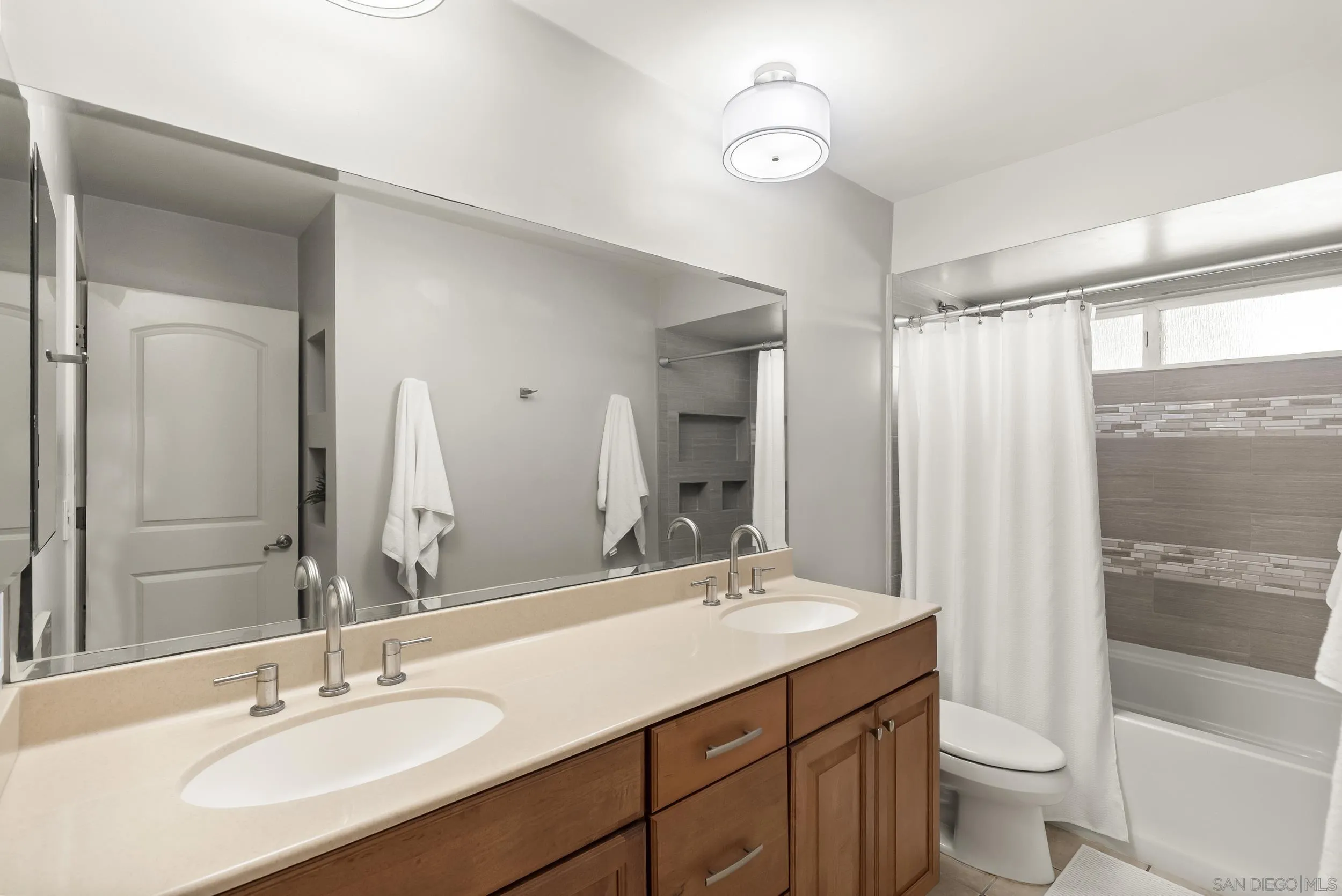 https://cdn.realtyfeed.com/cdn/127/260010384/c4ecb4ee48243f754855927e2e819123.webp