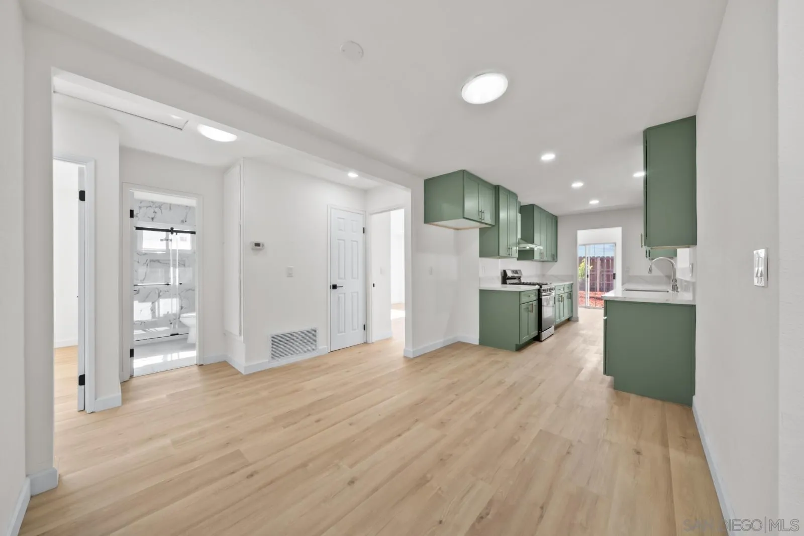 https://cdn.realtyfeed.com/cdn/127/260010389/82183b9608b5ed97fca6552b9f050f86.webp