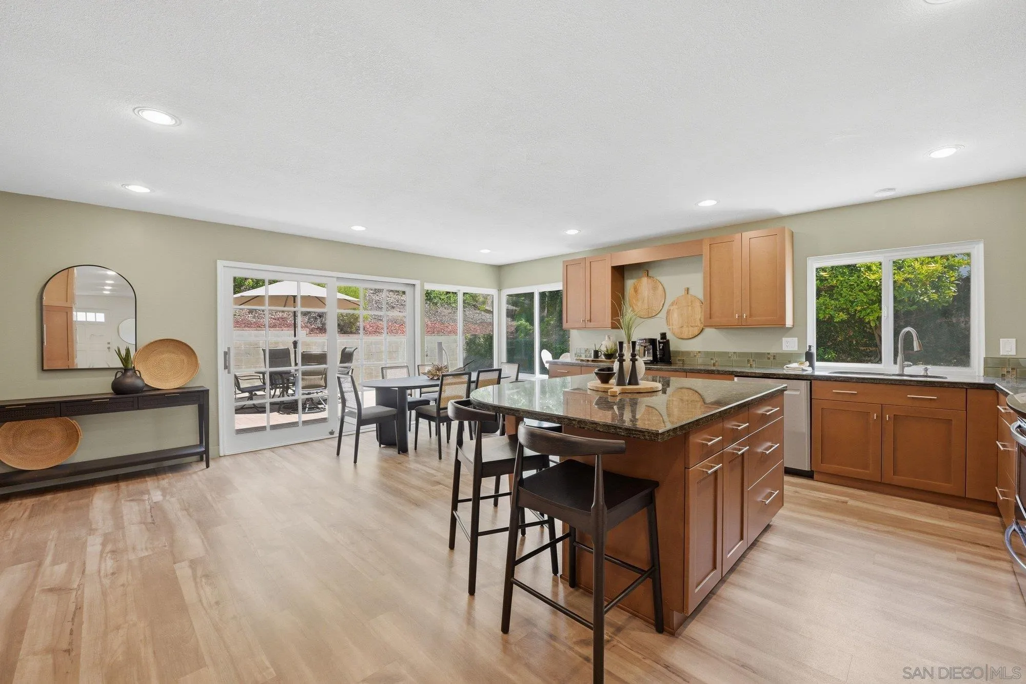 https://cdn.realtyfeed.com/cdn/127/260010398/bee6ba02dce34fad01d23531caa63aa6.webp