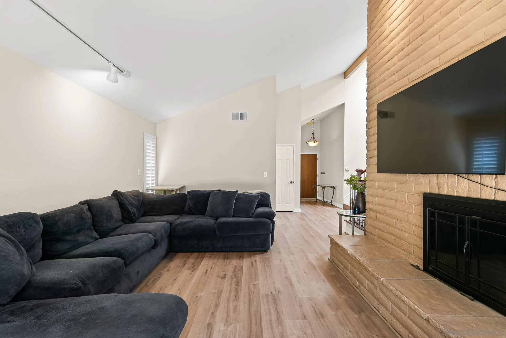 https://cdn.realtyfeed.com/cdn/127/260010404/5a993bae038da39cacccc72f244da193.webp