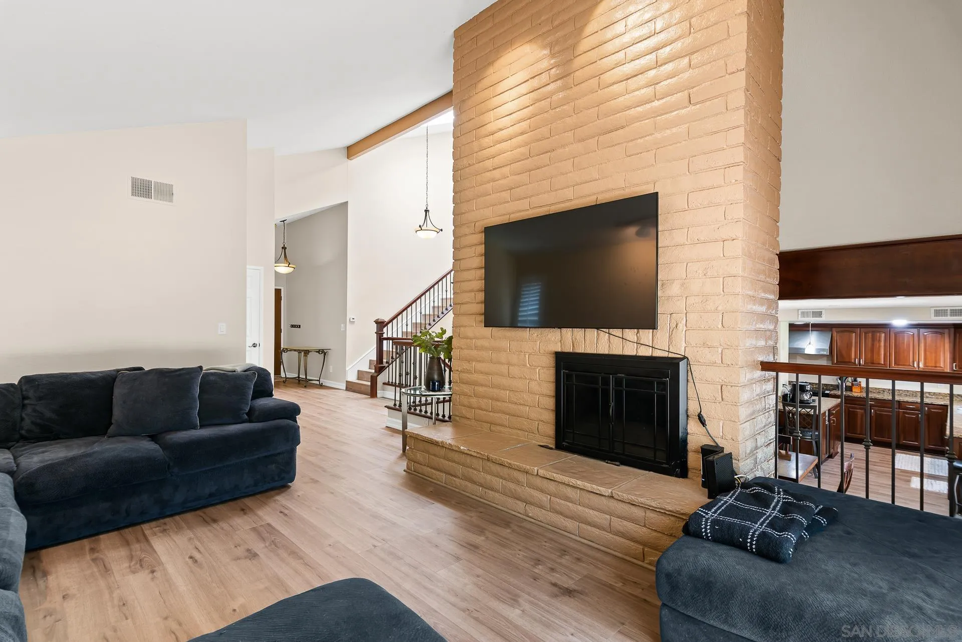 https://cdn.realtyfeed.com/cdn/127/260010404/6a8765531f698849de00cb7a3206ae5f.webp