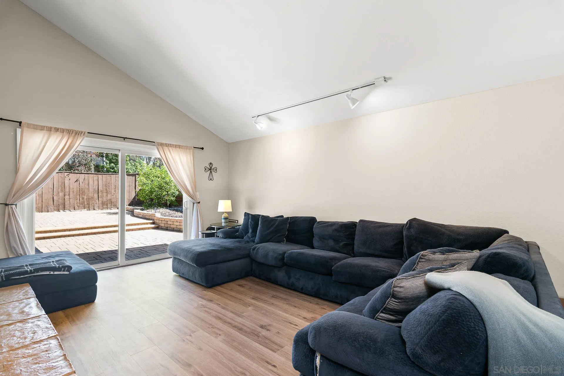 https://cdn.realtyfeed.com/cdn/127/260010404/70f983d76f8613832cd03b1e6514669b.webp