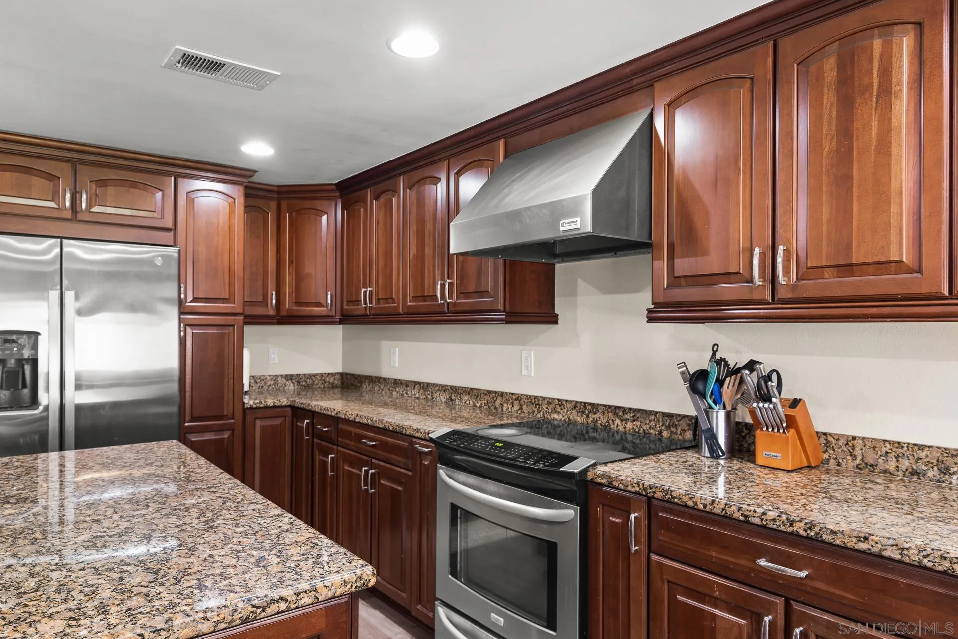 https://cdn.realtyfeed.com/cdn/127/260010404/b088910ecdab3b81dfab70fa6a0526d7.webp