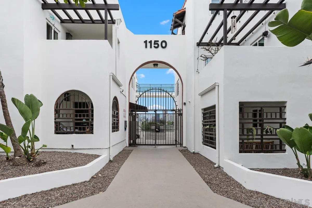 https://cdn.realtyfeed.com/cdn/127/260010408/7ae502cbfc3b09e96eb36db4ca2b5f4e.webp