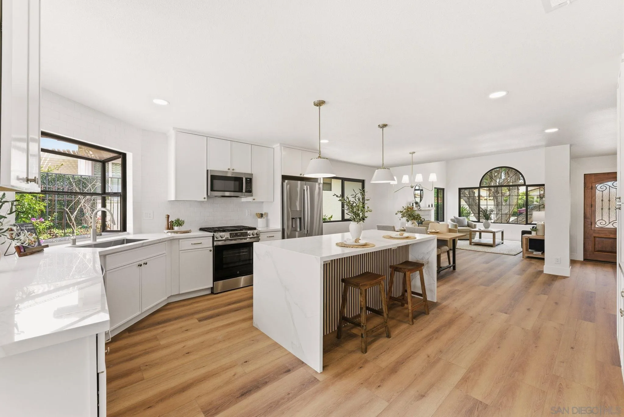 https://cdn.realtyfeed.com/cdn/127/260010410/1af0f66a2582f22bec74f70b4c75ee33.webp