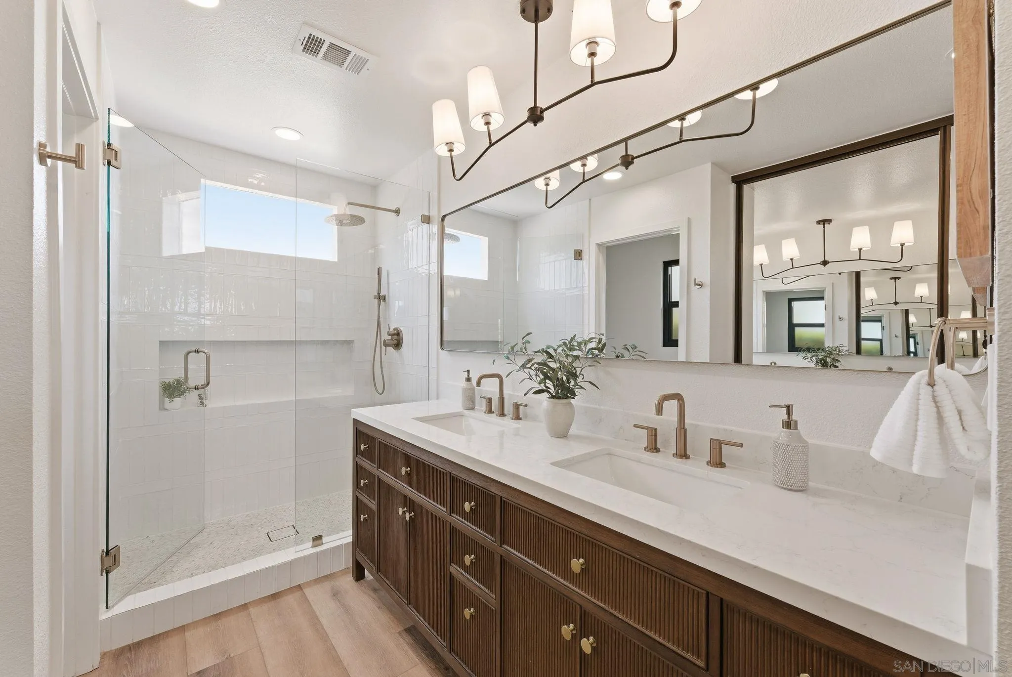 https://cdn.realtyfeed.com/cdn/127/260010410/aae586d5186543e698e963dffc7e64e5.webp