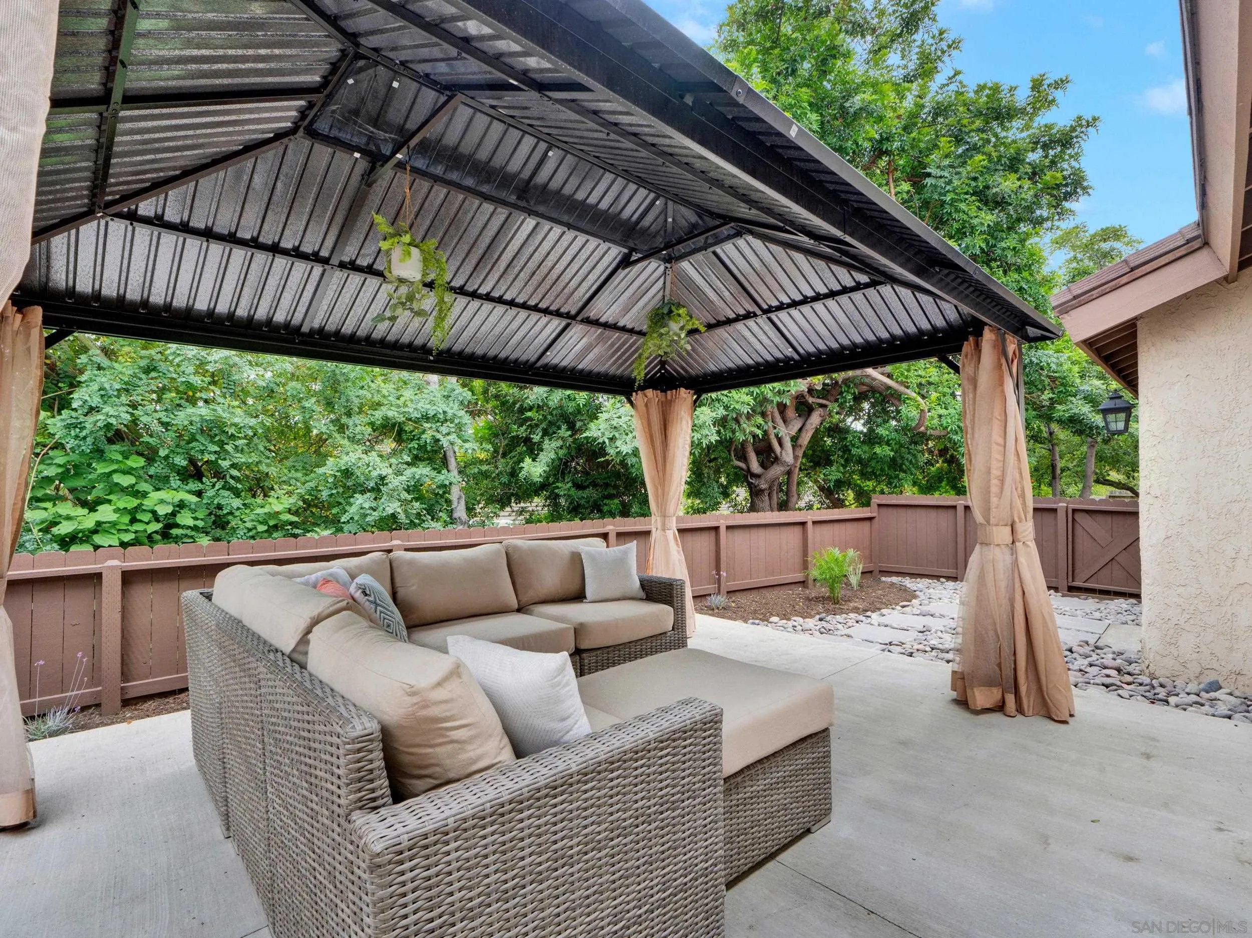 https://cdn.realtyfeed.com/cdn/127/260010417/8afffeac8e470f49ced589420d779a3a.webp