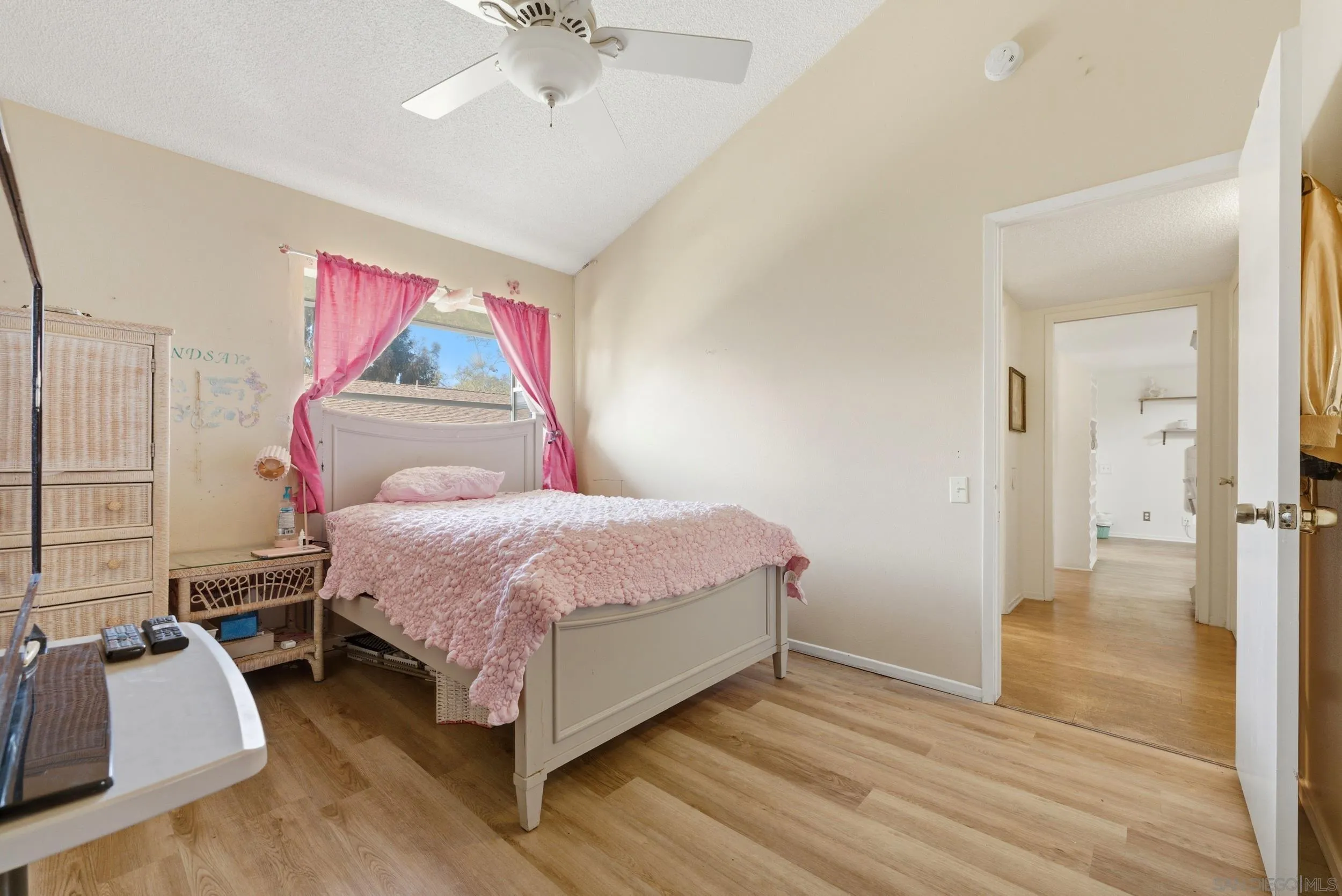 https://cdn.realtyfeed.com/cdn/127/260010420/b392744956d7ff7157eebea5ee901da2.webp