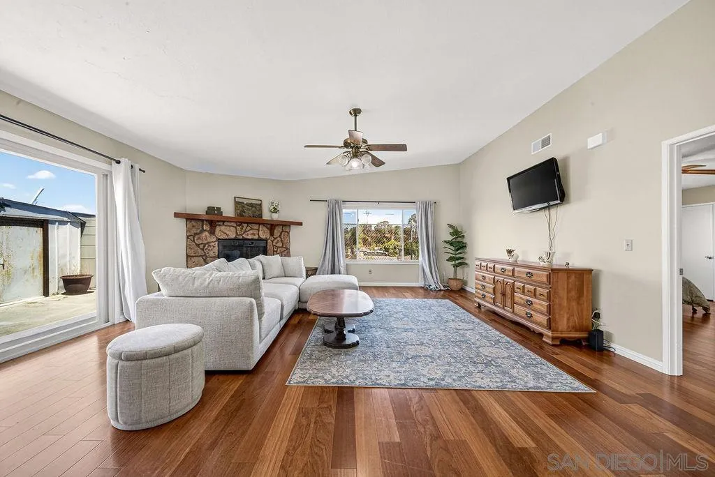 https://cdn.realtyfeed.com/cdn/127/260010457/ae5c1c2f95be463f34ae555123923f96.webp