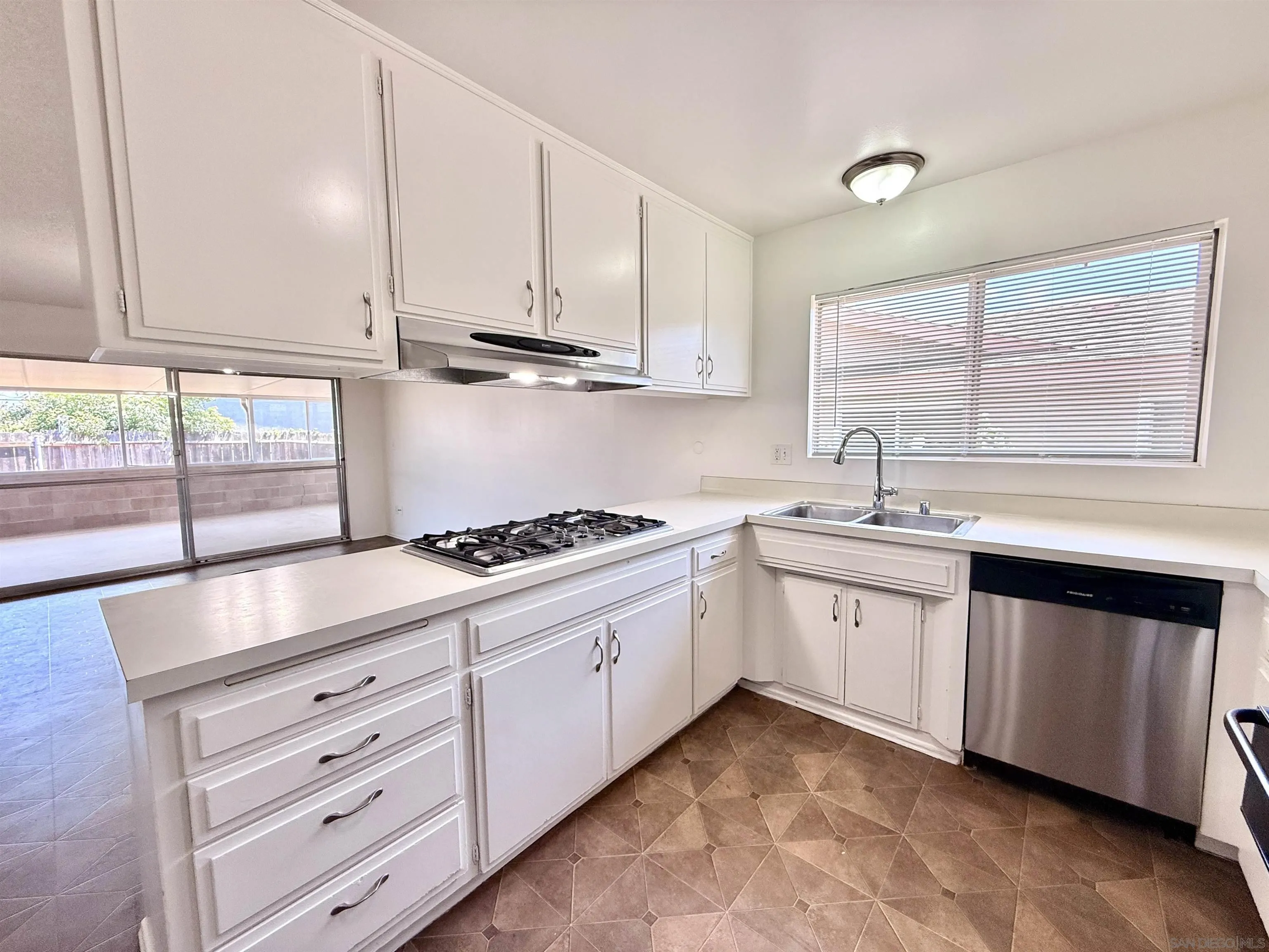 https://cdn.realtyfeed.com/cdn/127/260010461/aff4075f7a9b6e19fbfd92f78af1cbcd.webp