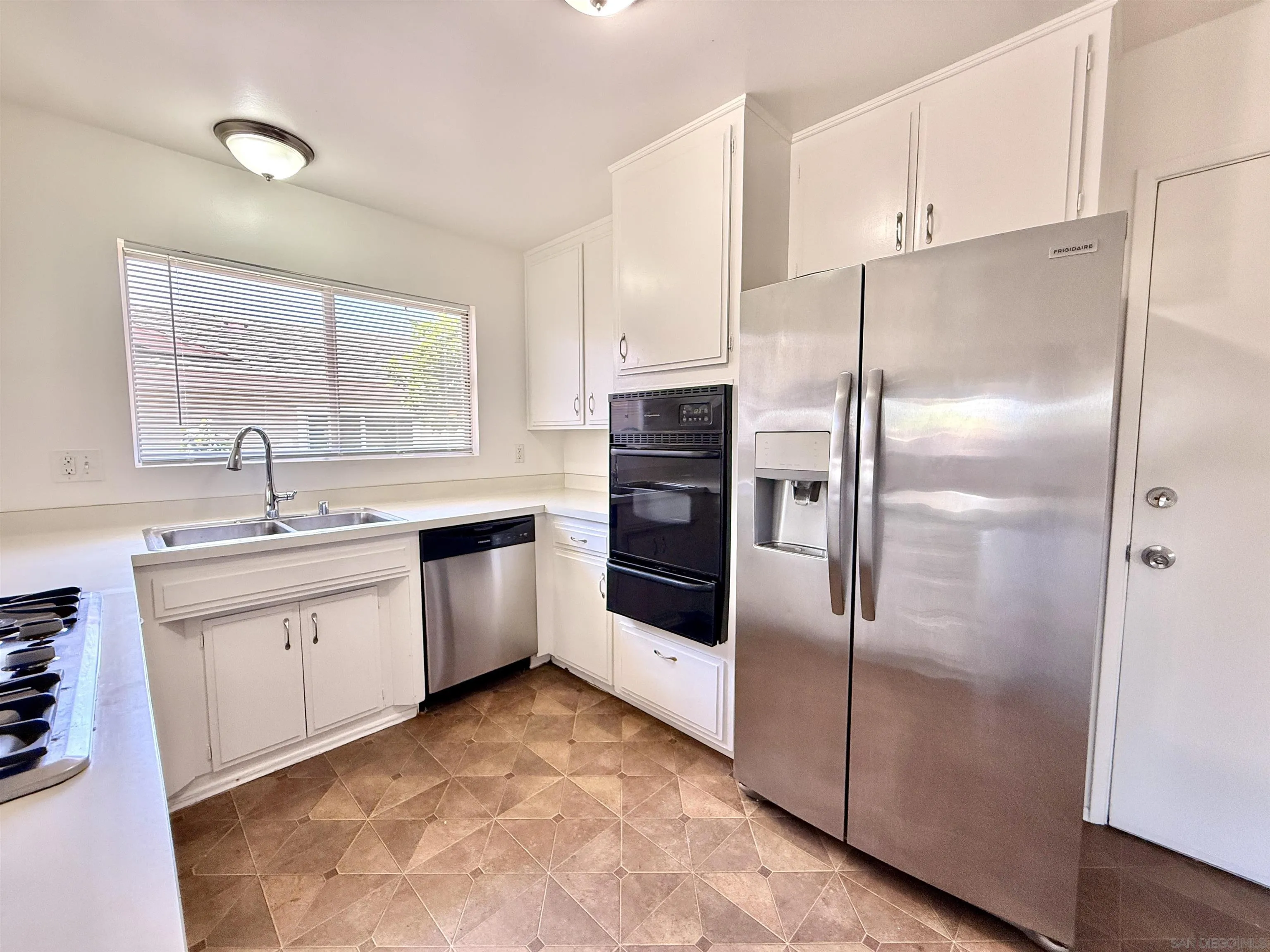 https://cdn.realtyfeed.com/cdn/127/260010461/c0d788395726f57f33edf8caf77a563d.webp