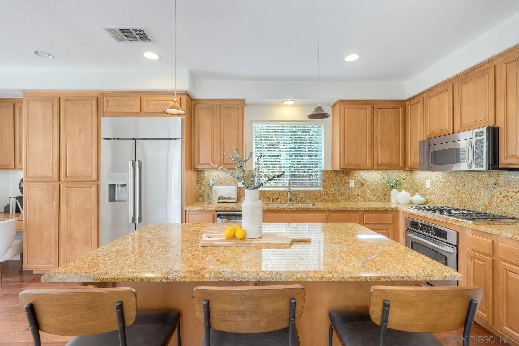 https://cdn.realtyfeed.com/cdn/127/260010470/3c2b61bd748f98f3193c869dc62e8155.webp