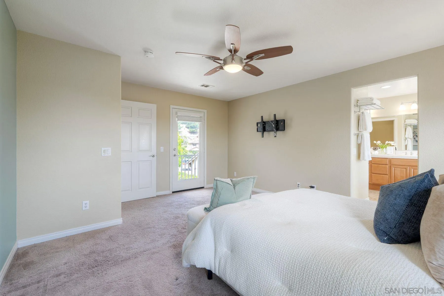 https://cdn.realtyfeed.com/cdn/127/260010470/b82f086aa13e844f05db96049af95eff.webp