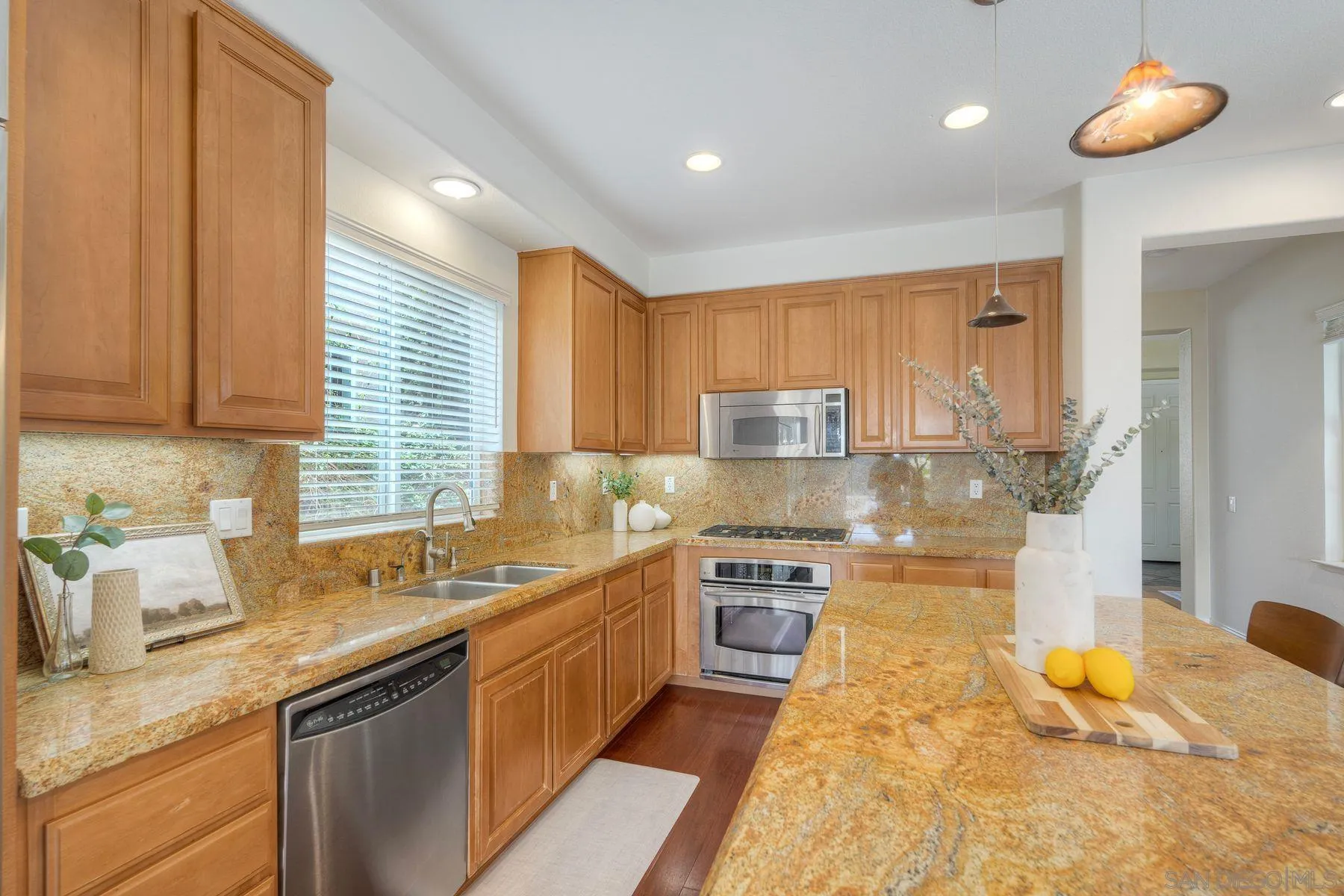 https://cdn.realtyfeed.com/cdn/127/260010470/c49dbfc89198c2b821acbc552472a42d.webp