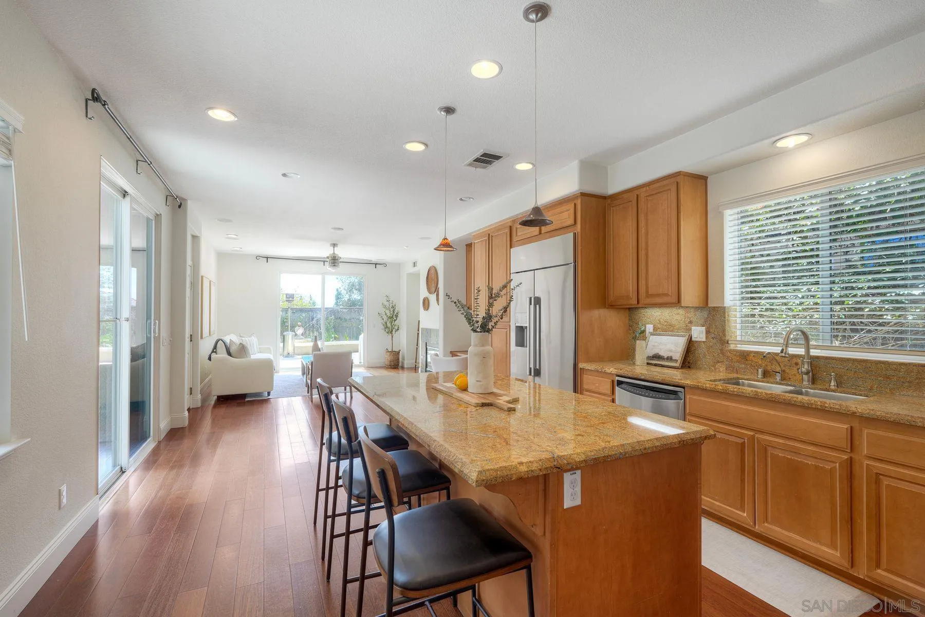 https://cdn.realtyfeed.com/cdn/127/260010470/da1e85057fc69d6d6b486df8133d8e29.webp