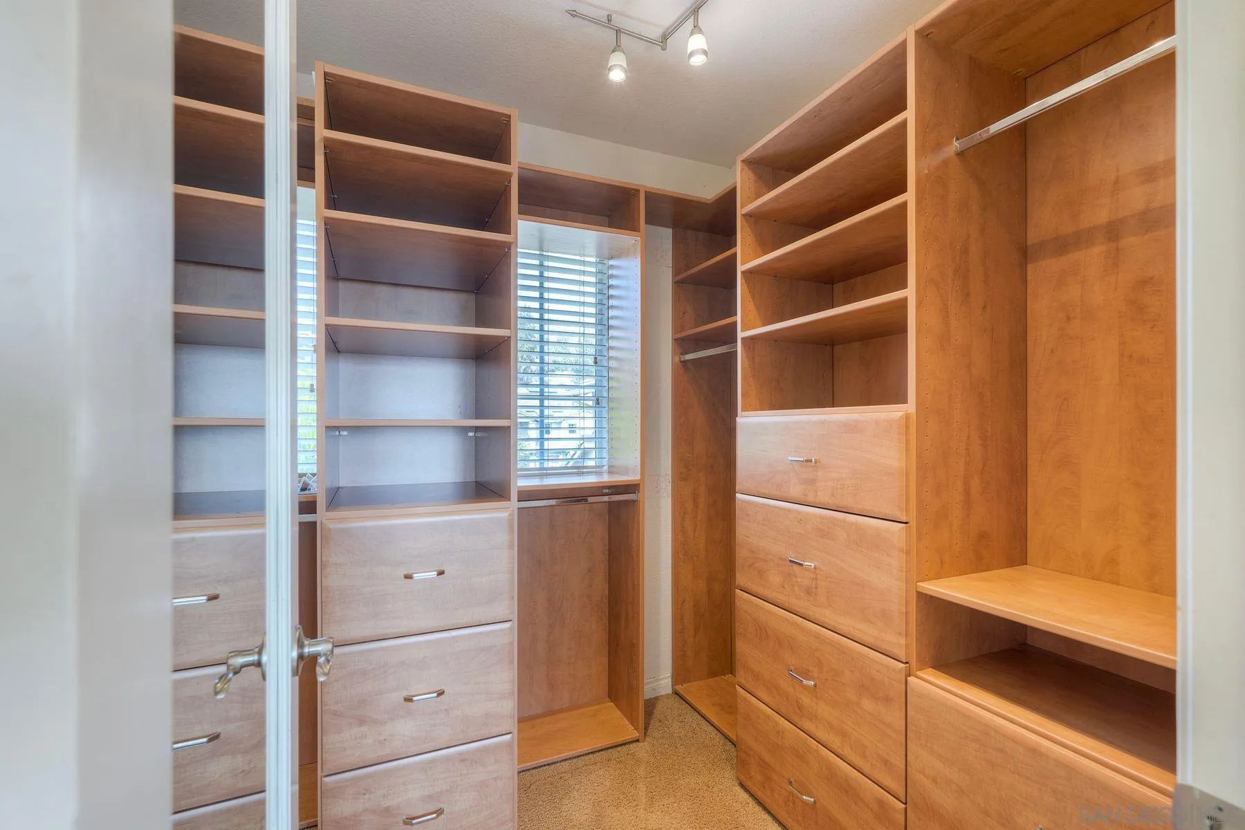 https://cdn.realtyfeed.com/cdn/127/260010470/ead646353aaab6fb25e6af87f0a00506.webp