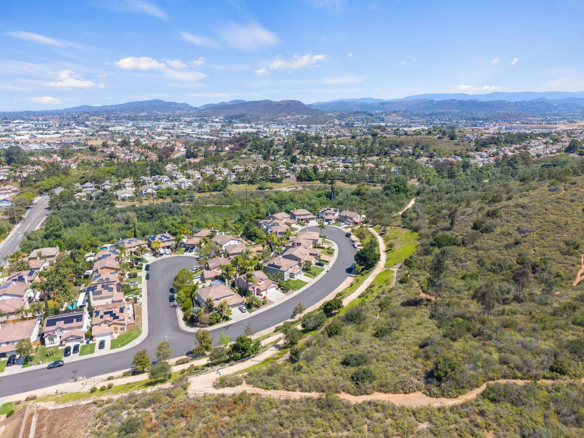 https://cdn.realtyfeed.com/cdn/127/260010474/2b04703cfb4eb0dfd90fa0942d1b4fb0.webp