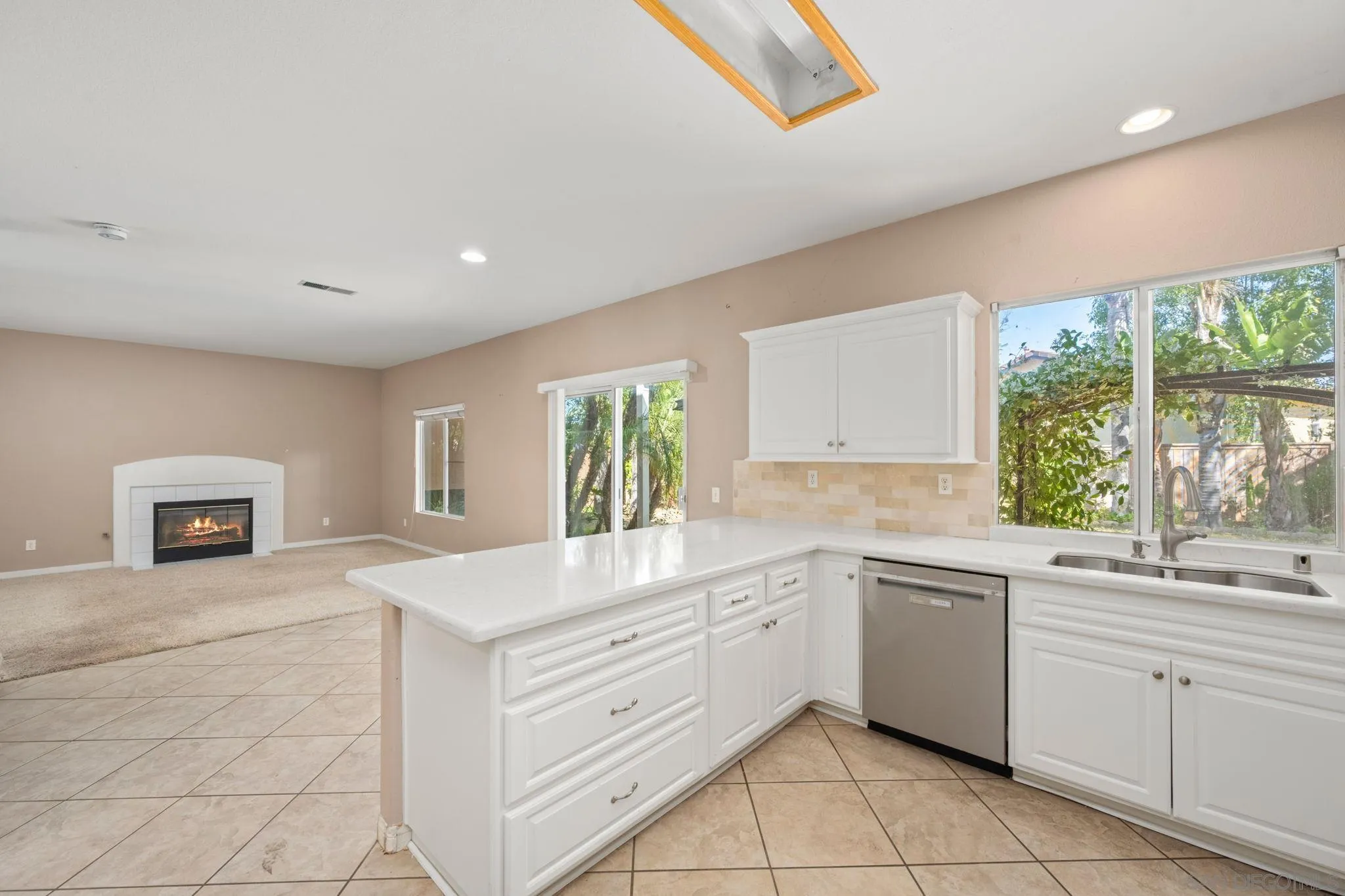 https://cdn.realtyfeed.com/cdn/127/260010474/f2d496f7a0a815eab68589f159a79476.webp
