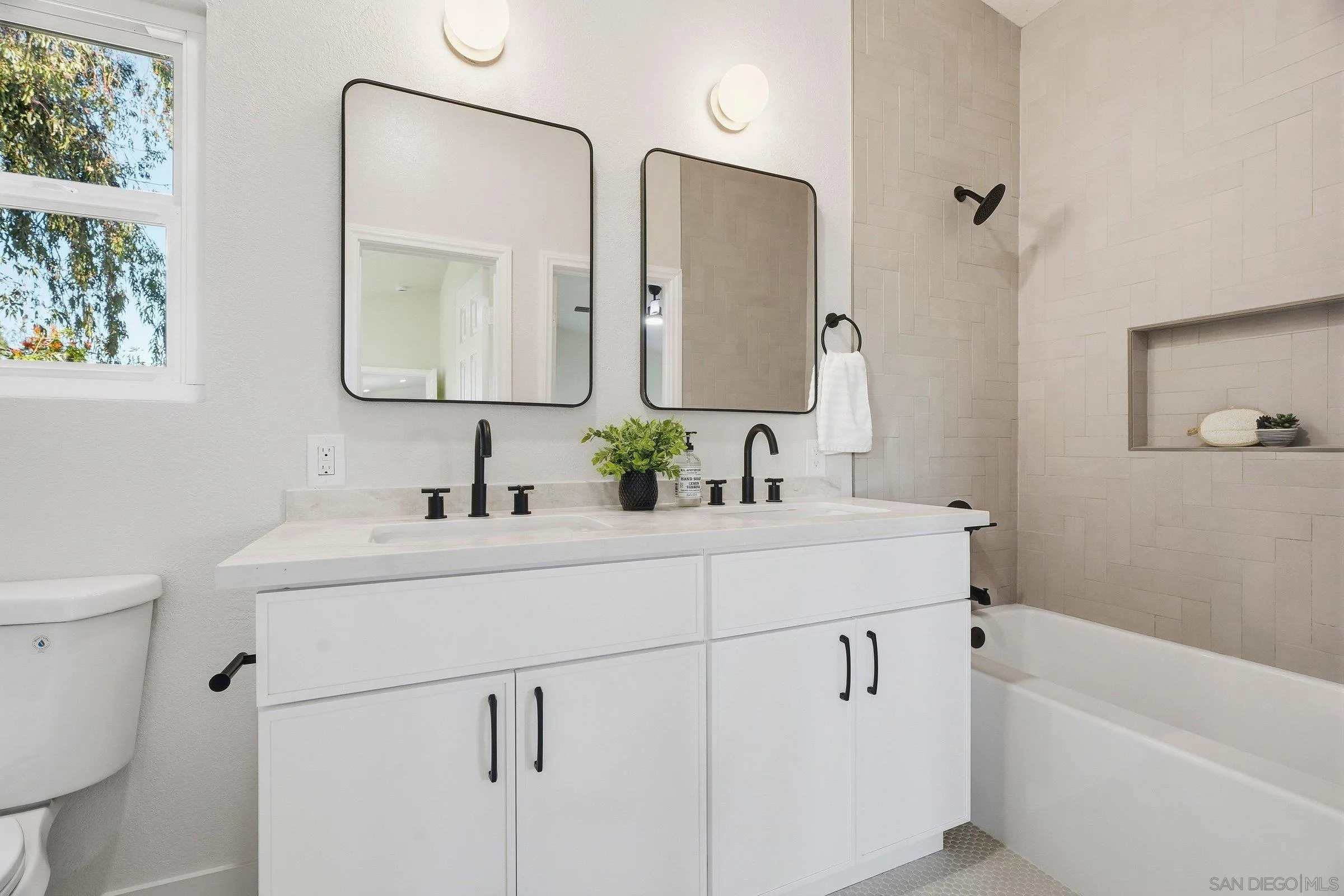 https://cdn.realtyfeed.com/cdn/127/260010476/ec1995a0d03afa89b71540c884f06b47.webp