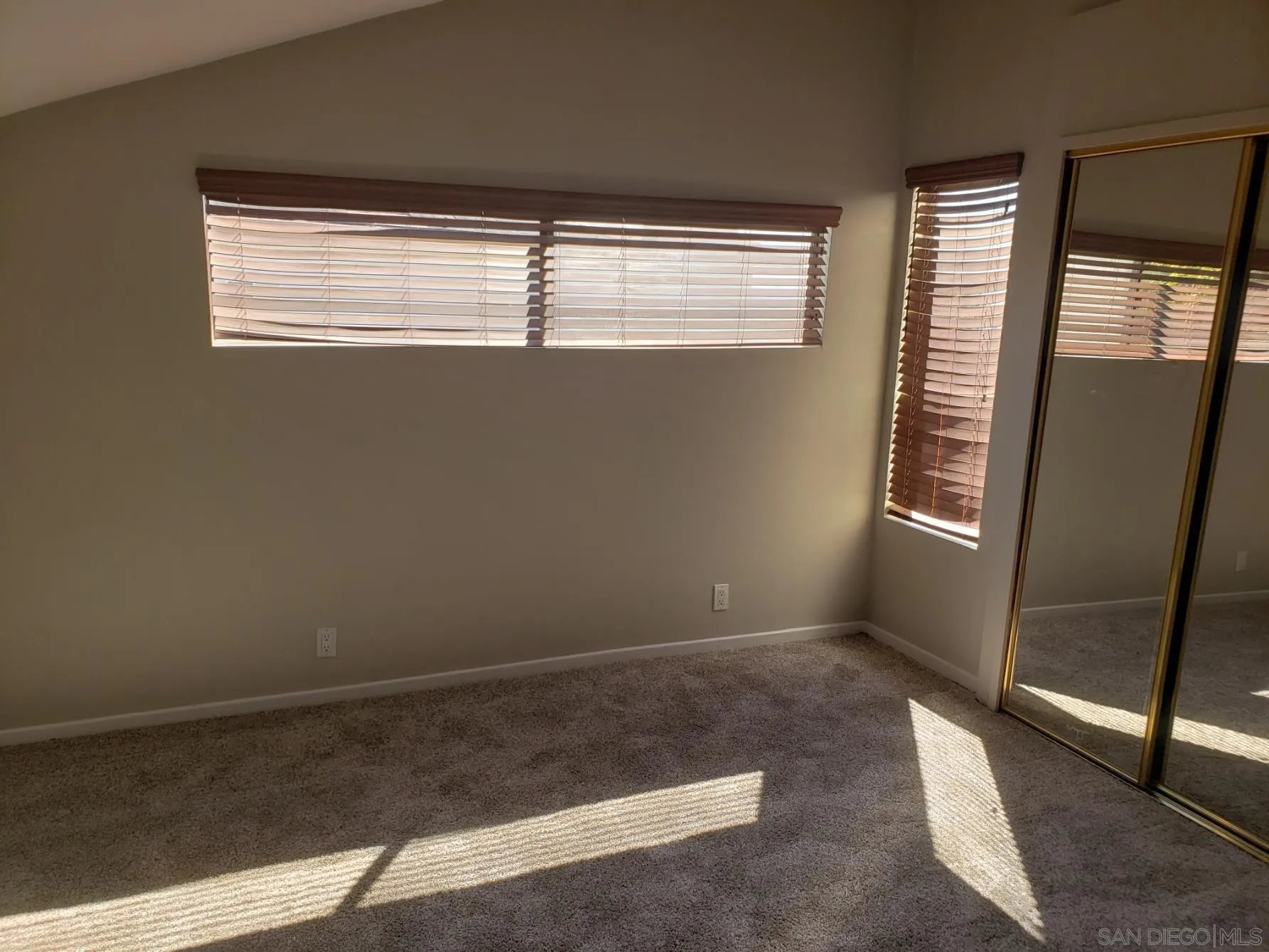 https://cdn.realtyfeed.com/cdn/127/260010492/bccf7bd57e1eaabb1739bcc771b2b208.webp