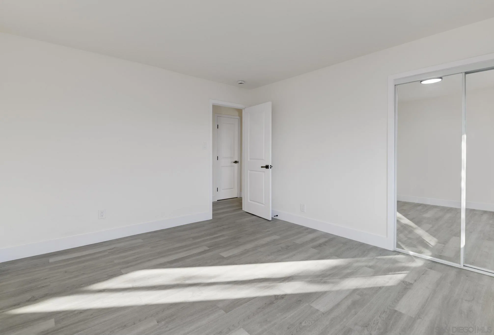 https://cdn.realtyfeed.com/cdn/127/260010495/a3515f54178c4944df0aa0c6f2548c25.webp