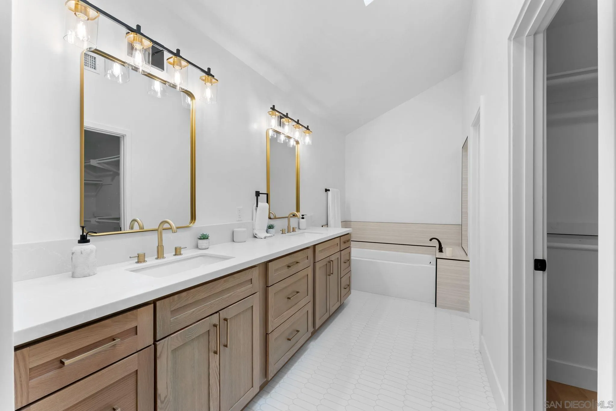https://cdn.realtyfeed.com/cdn/127/260010500/e4d5725ef58f4de8e89230e5ed728c65.webp