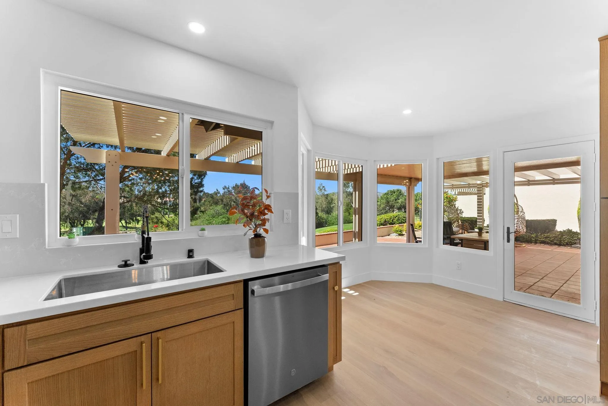 https://cdn.realtyfeed.com/cdn/127/260010500/edcfb87164b5e63fc4dc1e093c0c1111.webp