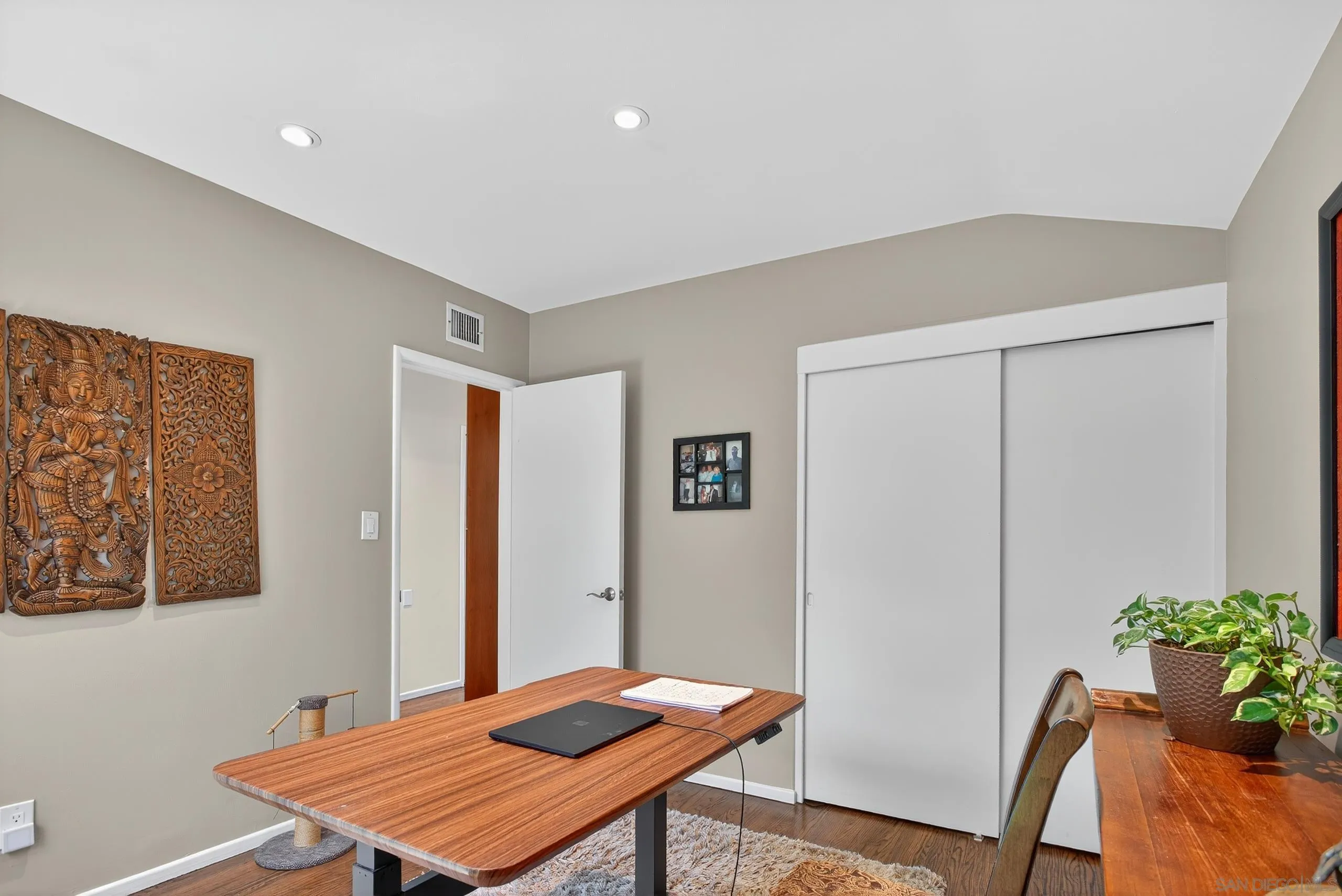 https://cdn.realtyfeed.com/cdn/127/260010502/c890cb48d0cb7306e6292125080d6e06.webp