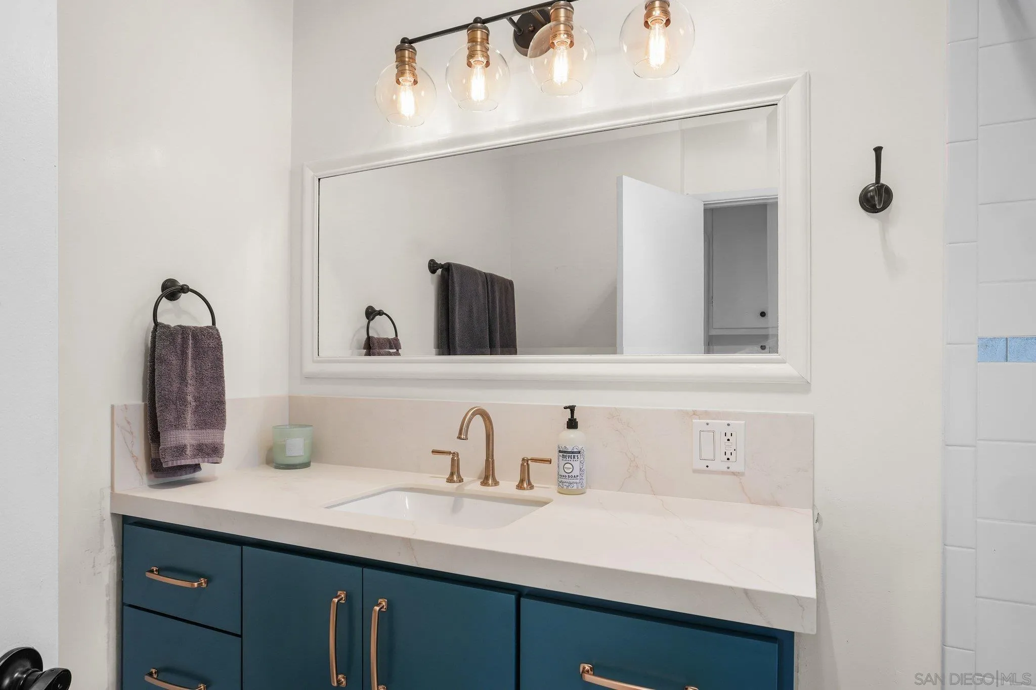 https://cdn.realtyfeed.com/cdn/127/260010509/628f97602a3a4cb7e9623bea2533e9c4.webp