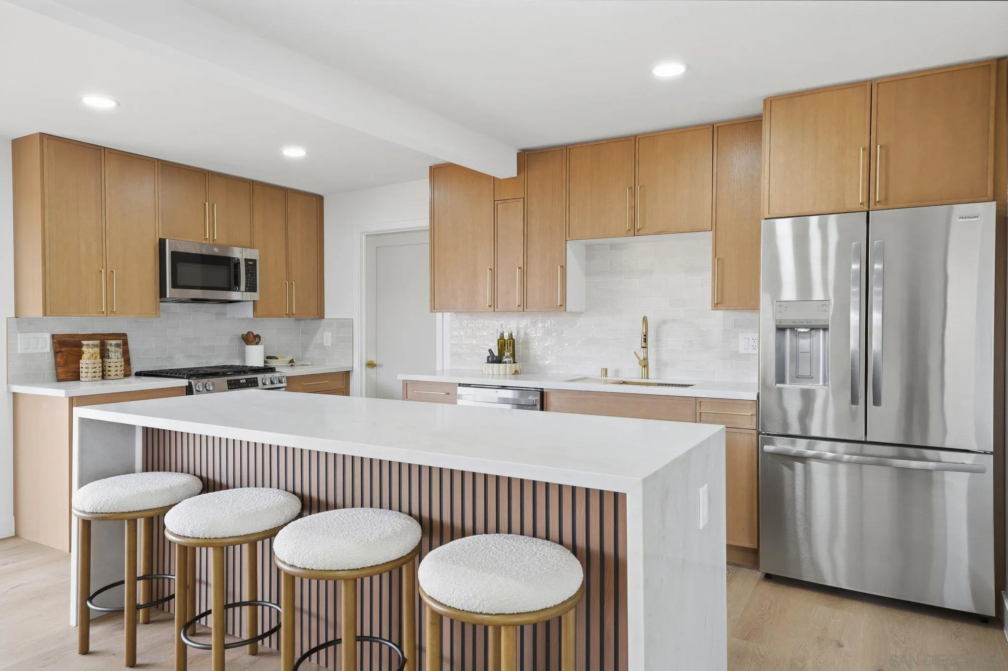https://cdn.realtyfeed.com/cdn/127/260010512/3b83b76f7fe16d6b8a6cdfef41adb928.webp