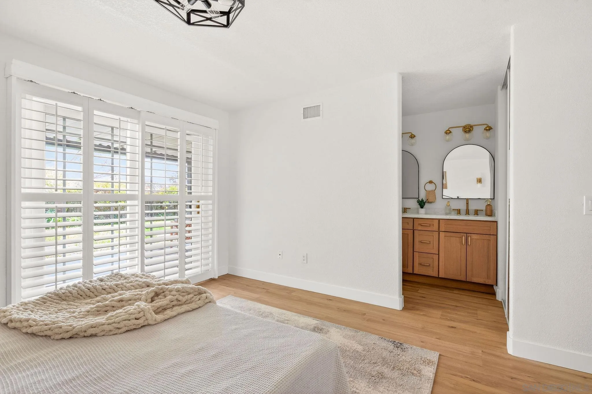 https://cdn.realtyfeed.com/cdn/127/260010519/23e28759e1c218368ce48b4fc668e654.webp