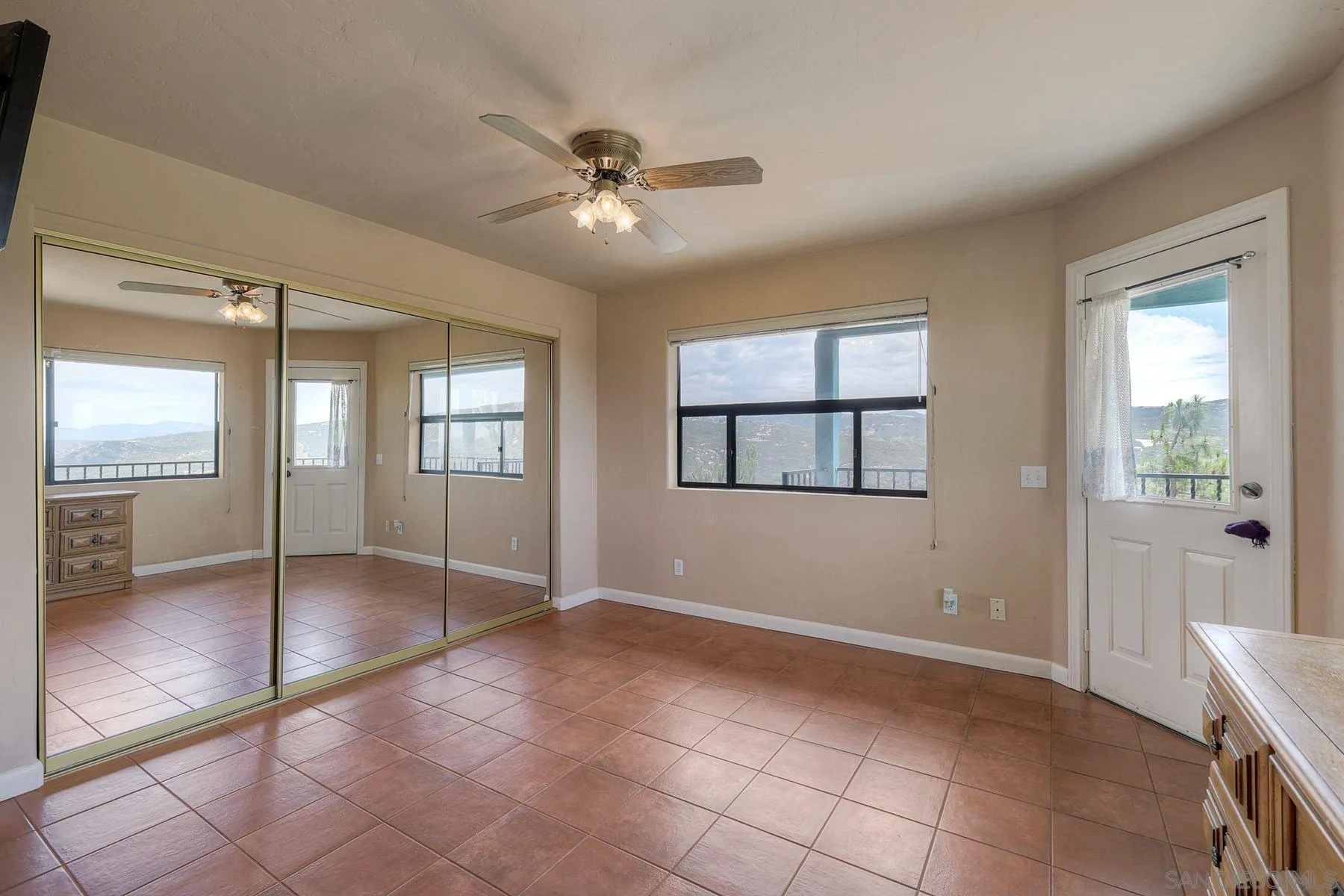 https://cdn.realtyfeed.com/cdn/127/260010532/18c38dcc358ec29e85478644bfada5ea.webp