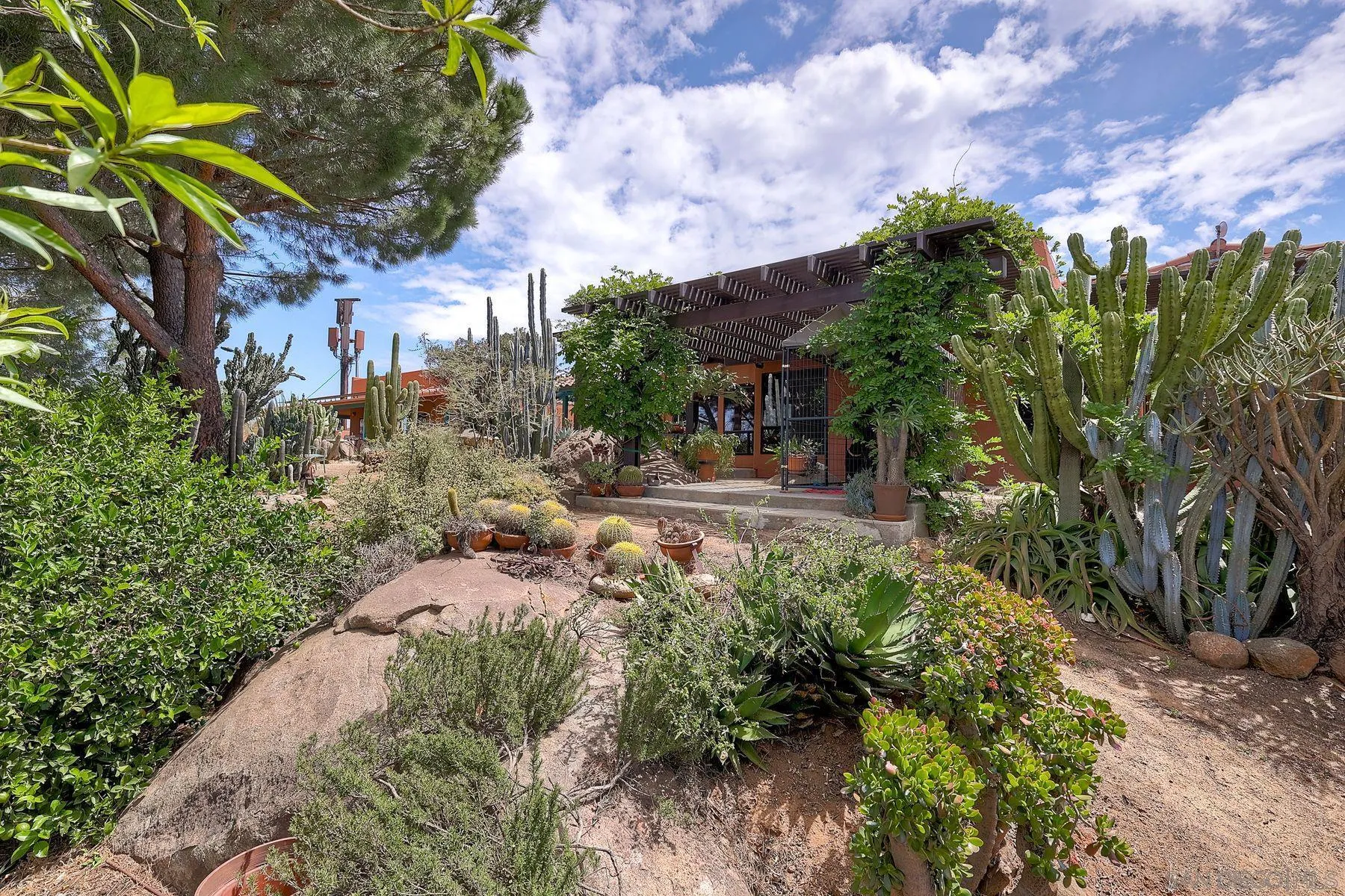 https://cdn.realtyfeed.com/cdn/127/260010532/43eb845dfa8694d7557ad69cf5b6ad10.webp