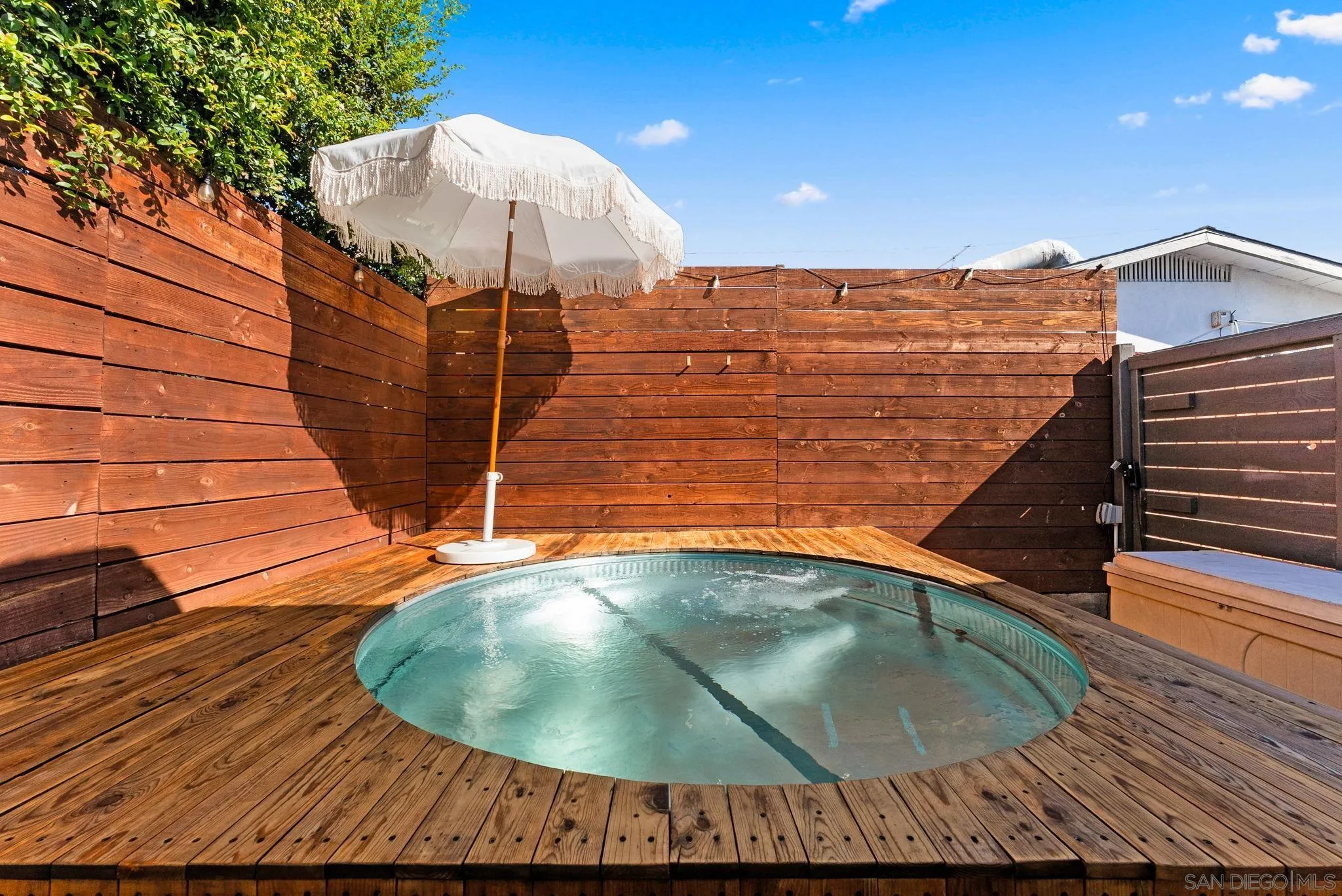 https://cdn.realtyfeed.com/cdn/127/260010553/f56fef8a00a3f0fd2822d3a6a9edab09.webp