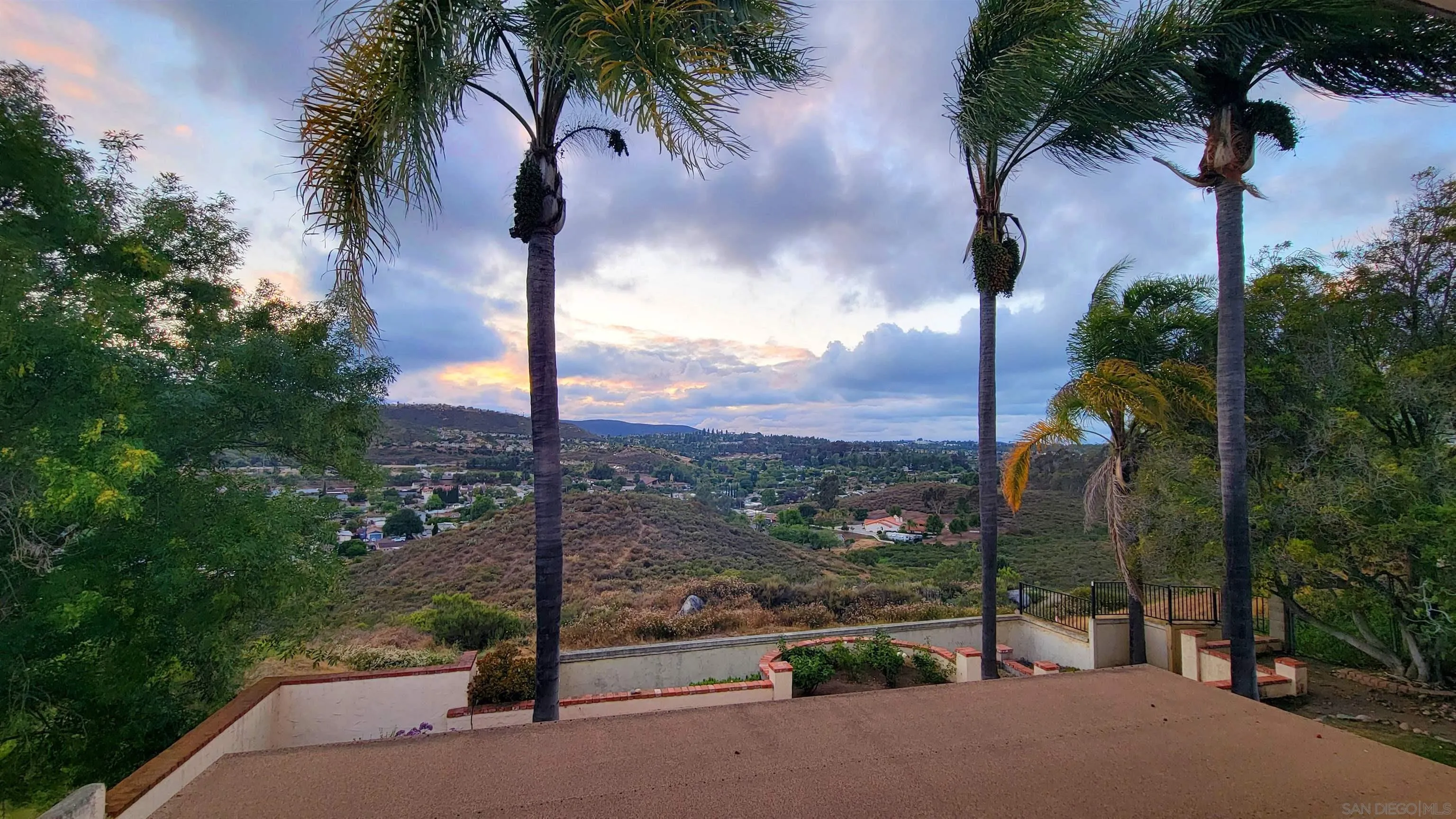 https://cdn.realtyfeed.com/cdn/127/260010554/05e08cf8b5e572bb3db74b37f9eabfe4.webp