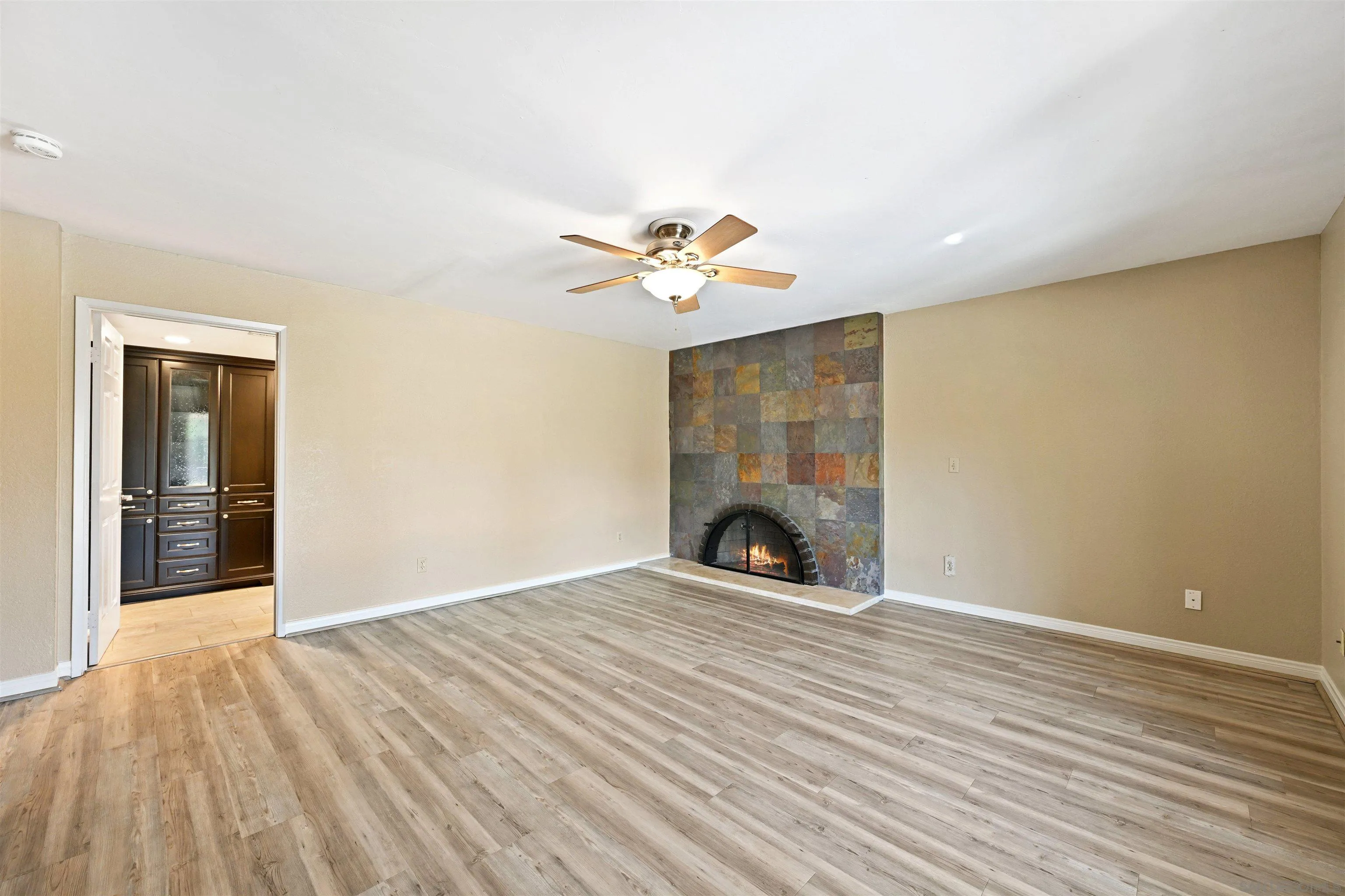 https://cdn.realtyfeed.com/cdn/127/260010558/d9f5167a5d28a3751043b9d360abae3b.webp