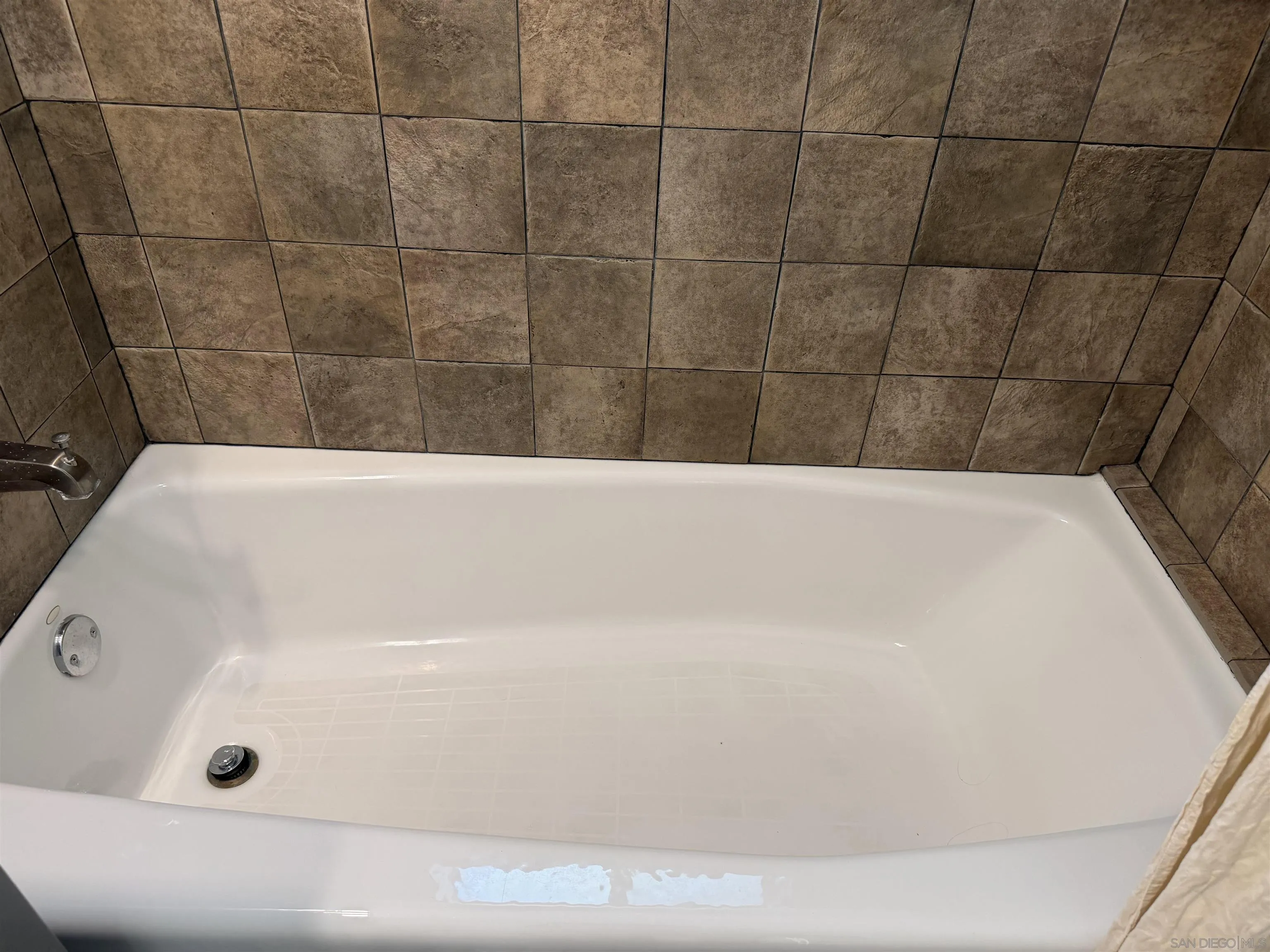 https://cdn.realtyfeed.com/cdn/127/260010563/30d751ce762fdb1527fe6fc73433a56b.webp