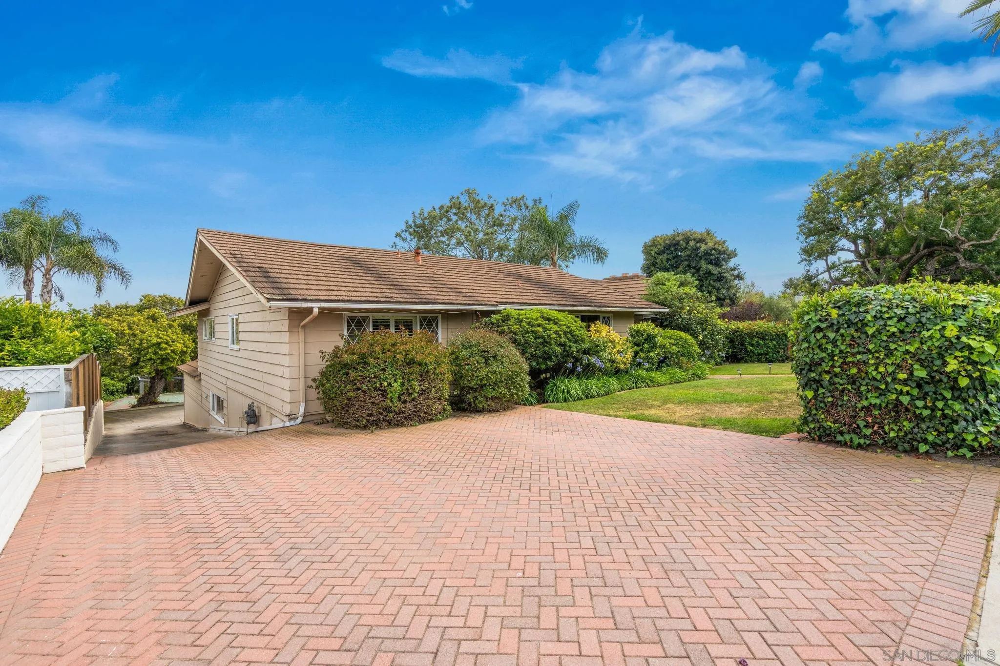 https://cdn.realtyfeed.com/cdn/127/260010572/9cd7fb76be8500a61bf9a4b726469158.webp