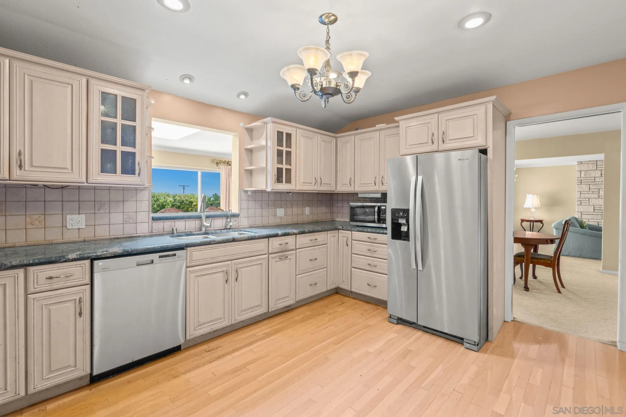 https://cdn.realtyfeed.com/cdn/127/260010572/c6714d13bf194f787bef920a4fd7b47d.webp