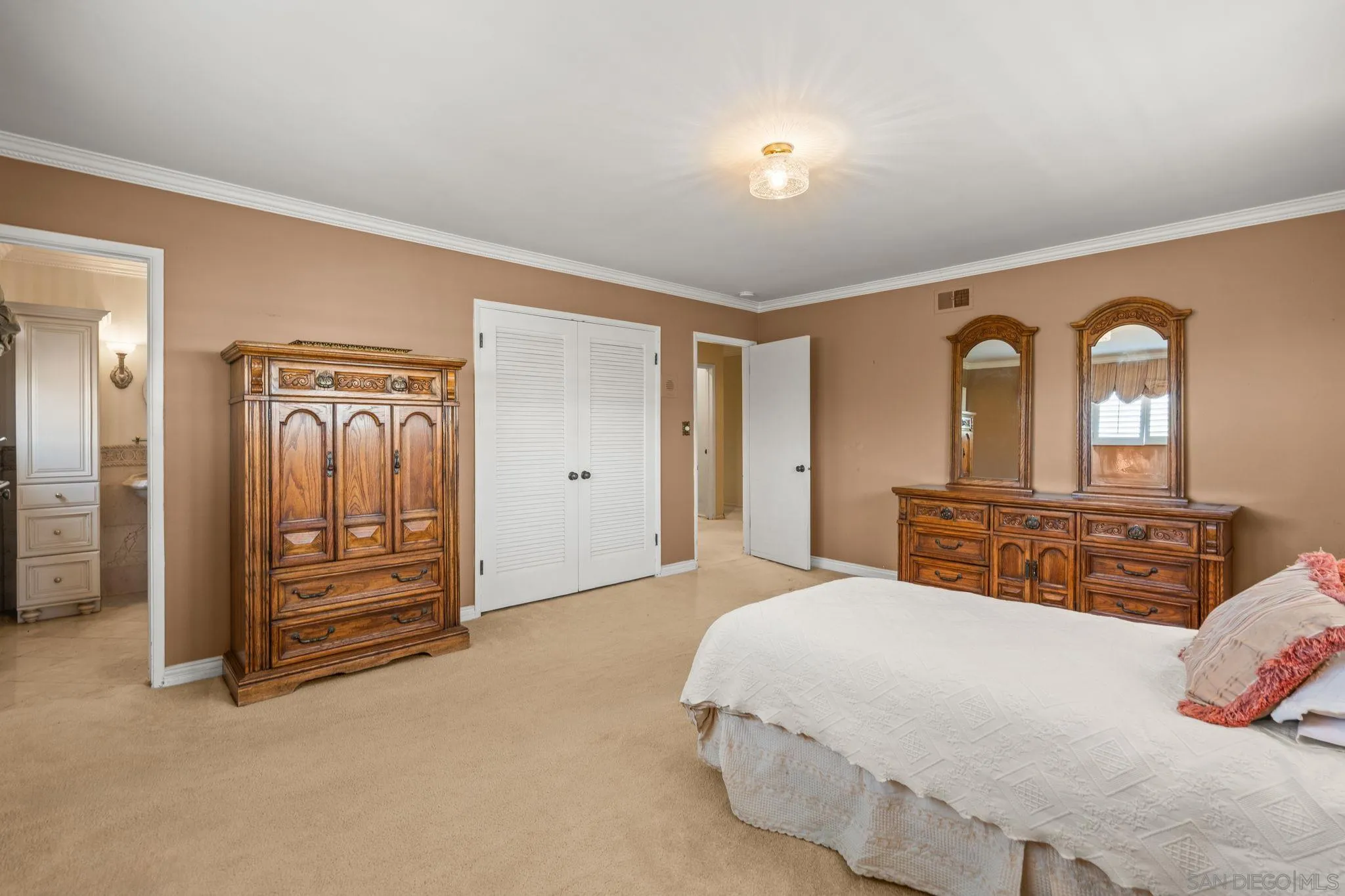 https://cdn.realtyfeed.com/cdn/127/260010572/f607b5bb7c627e181913a53531dc6b32.webp