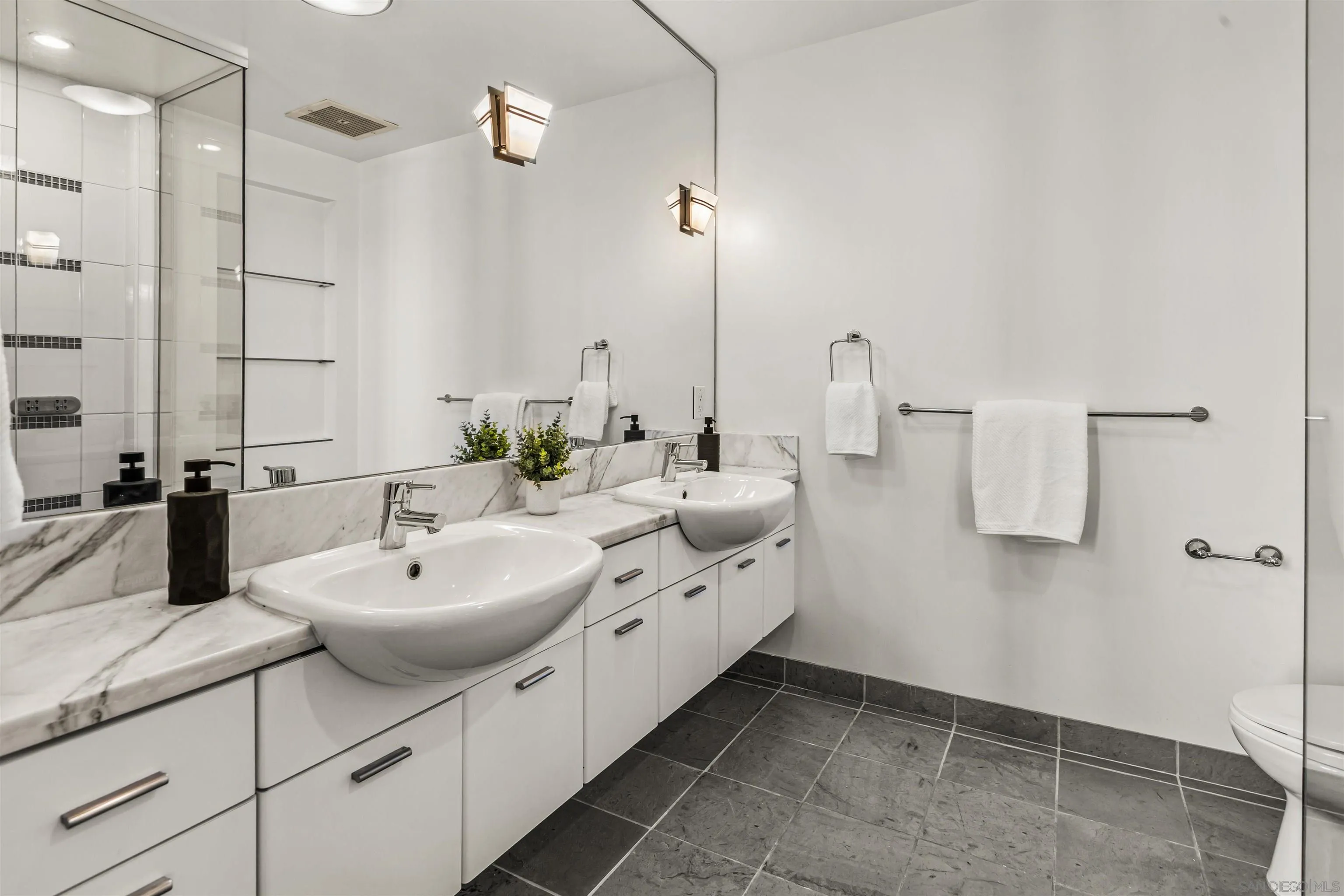 Photo #8: 260010574 Listing: Photo #8