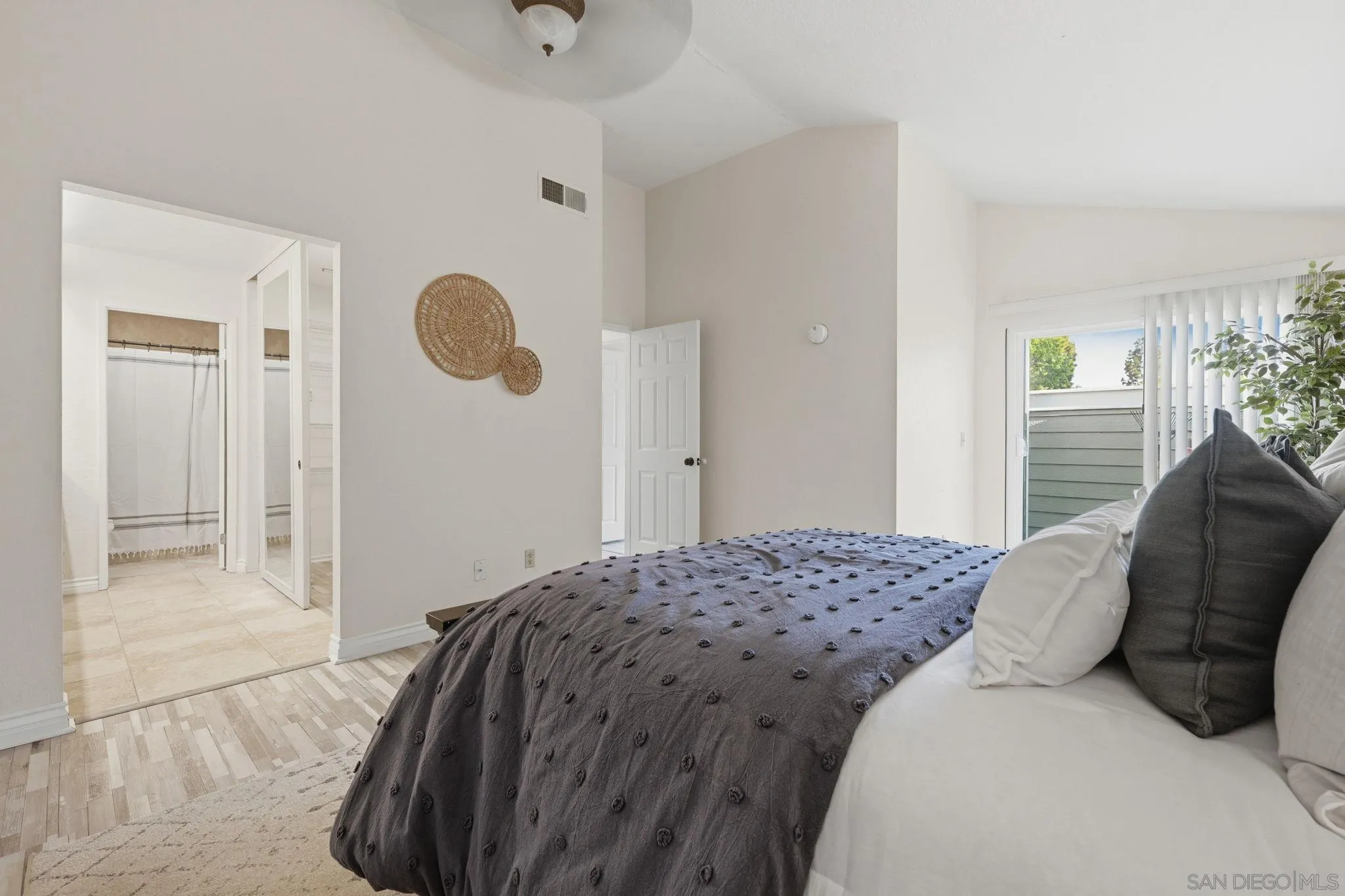 https://cdn.realtyfeed.com/cdn/127/260010581/bb8ee5f9cf1adb0be19e257f9ad6188d.webp