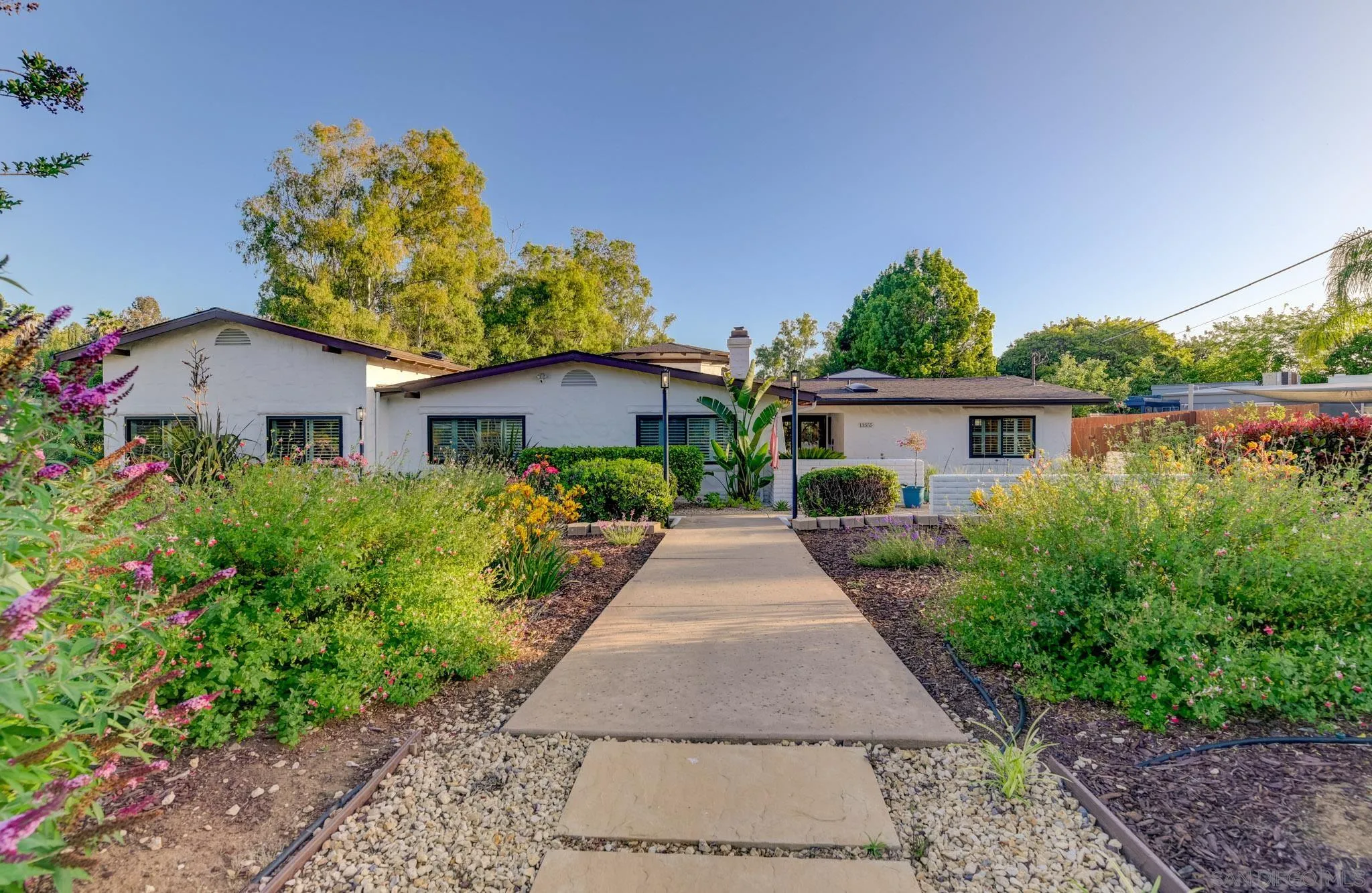 https://cdn.realtyfeed.com/cdn/127/260010586/807cf55313efdf1ca0c10cfd8b1dbe53.webp