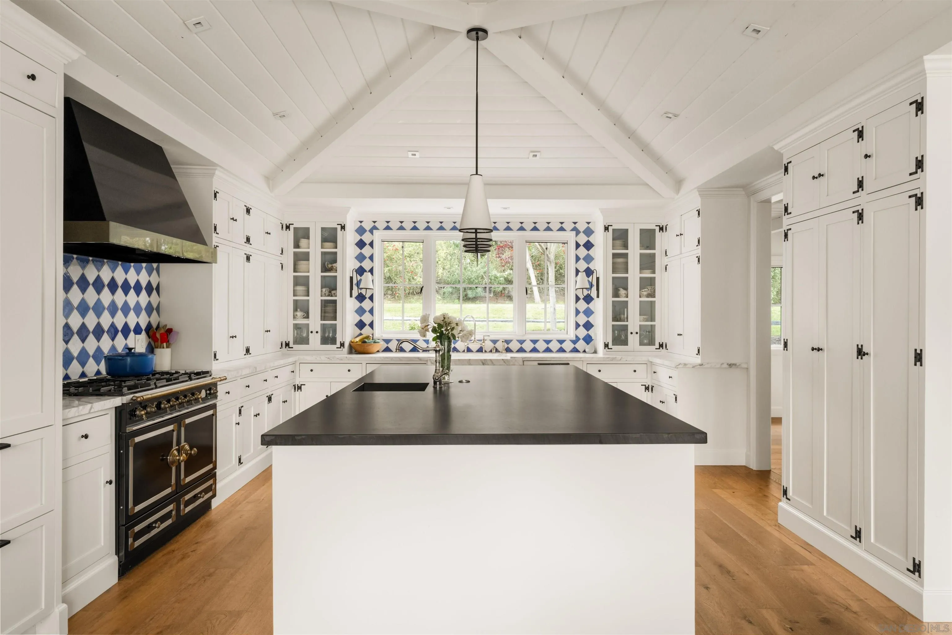 https://cdn.realtyfeed.com/cdn/127/260010593/258ad5e9da5bd26126f42270c2bd237f.webp