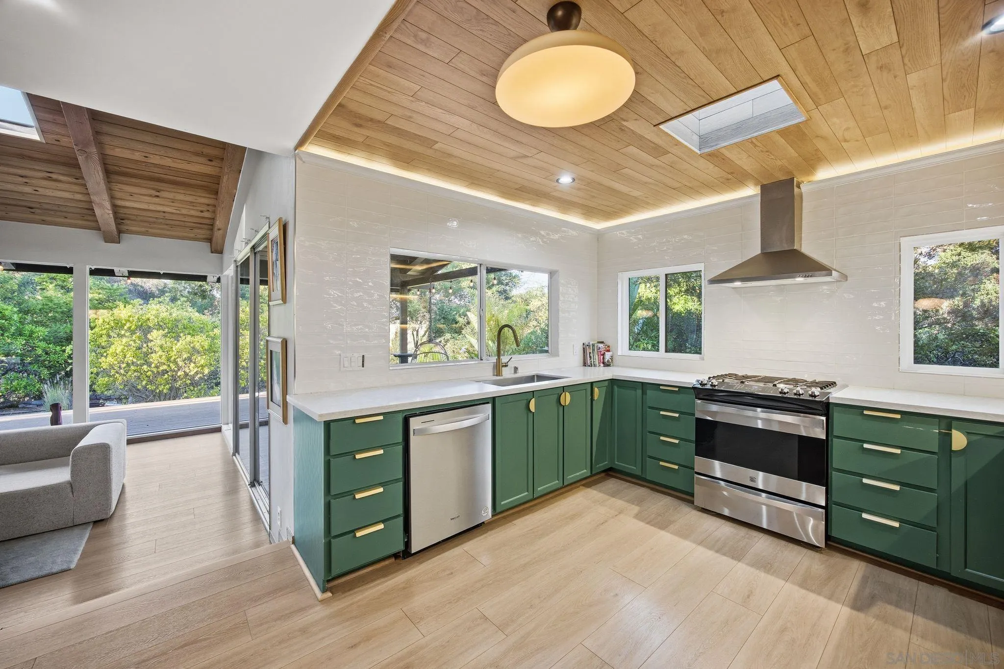https://cdn.realtyfeed.com/cdn/127/260010605/27157fb0ac1914c58f7336aab85204f8.webp