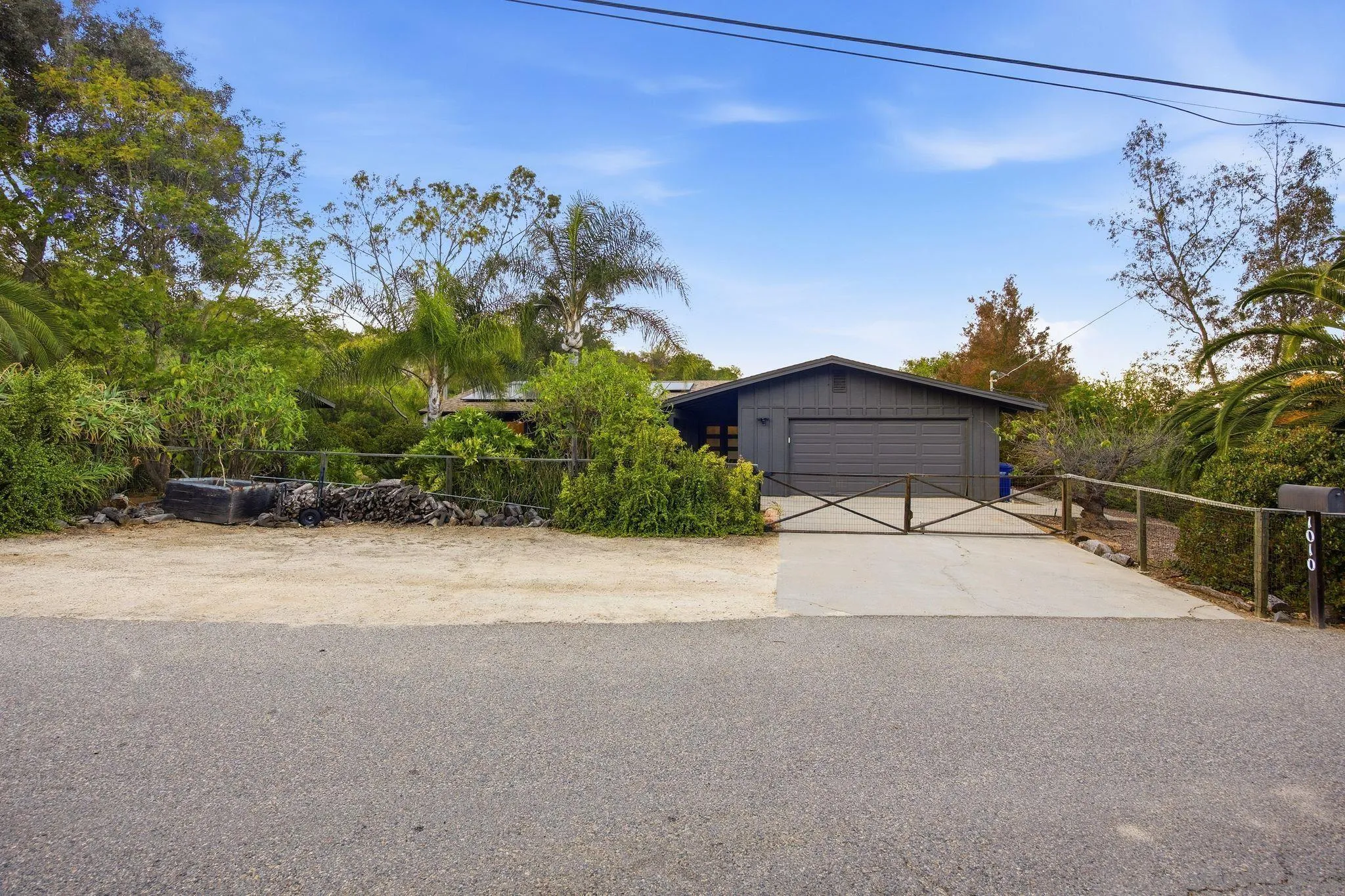 https://cdn.realtyfeed.com/cdn/127/260010605/d8d733972f3b67a1226373bd6282f3a5.webp