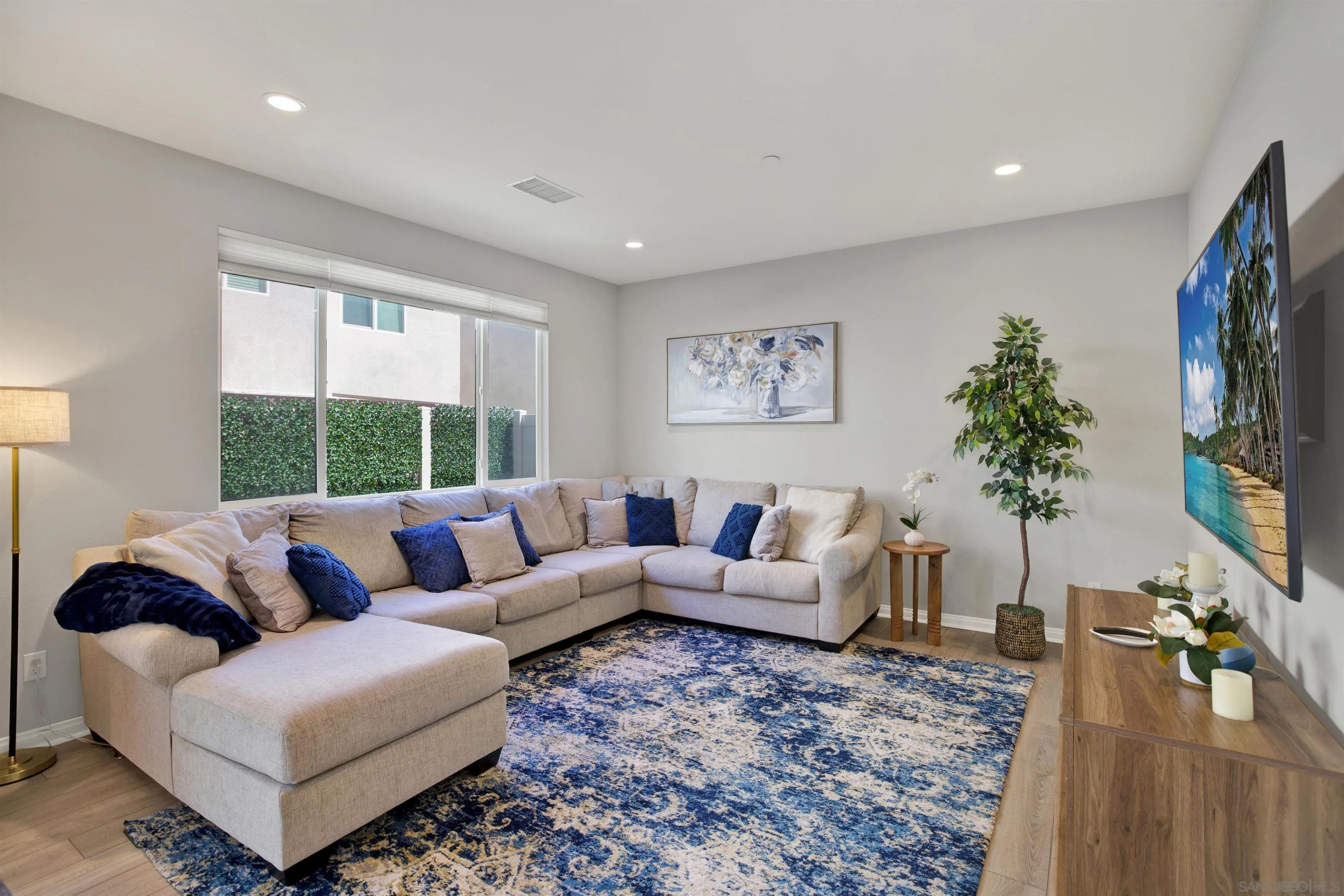 https://cdn.realtyfeed.com/cdn/127/260010650/c4dc75b6ad2b9e14375fef23f663f1ad.webp