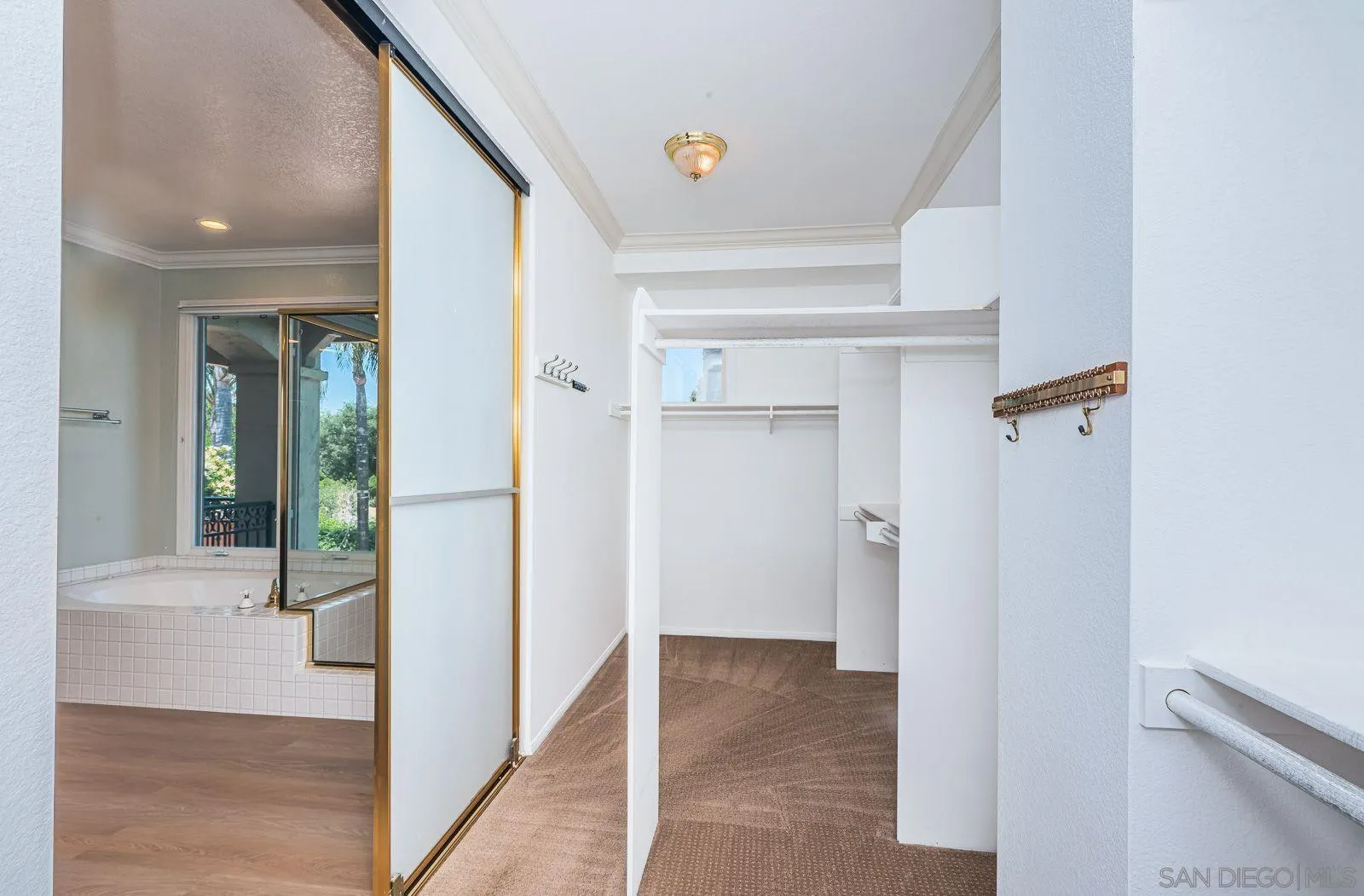 https://cdn.realtyfeed.com/cdn/127/260010652/06fe31ba444b81250843f6f4c33fcfc3.webp